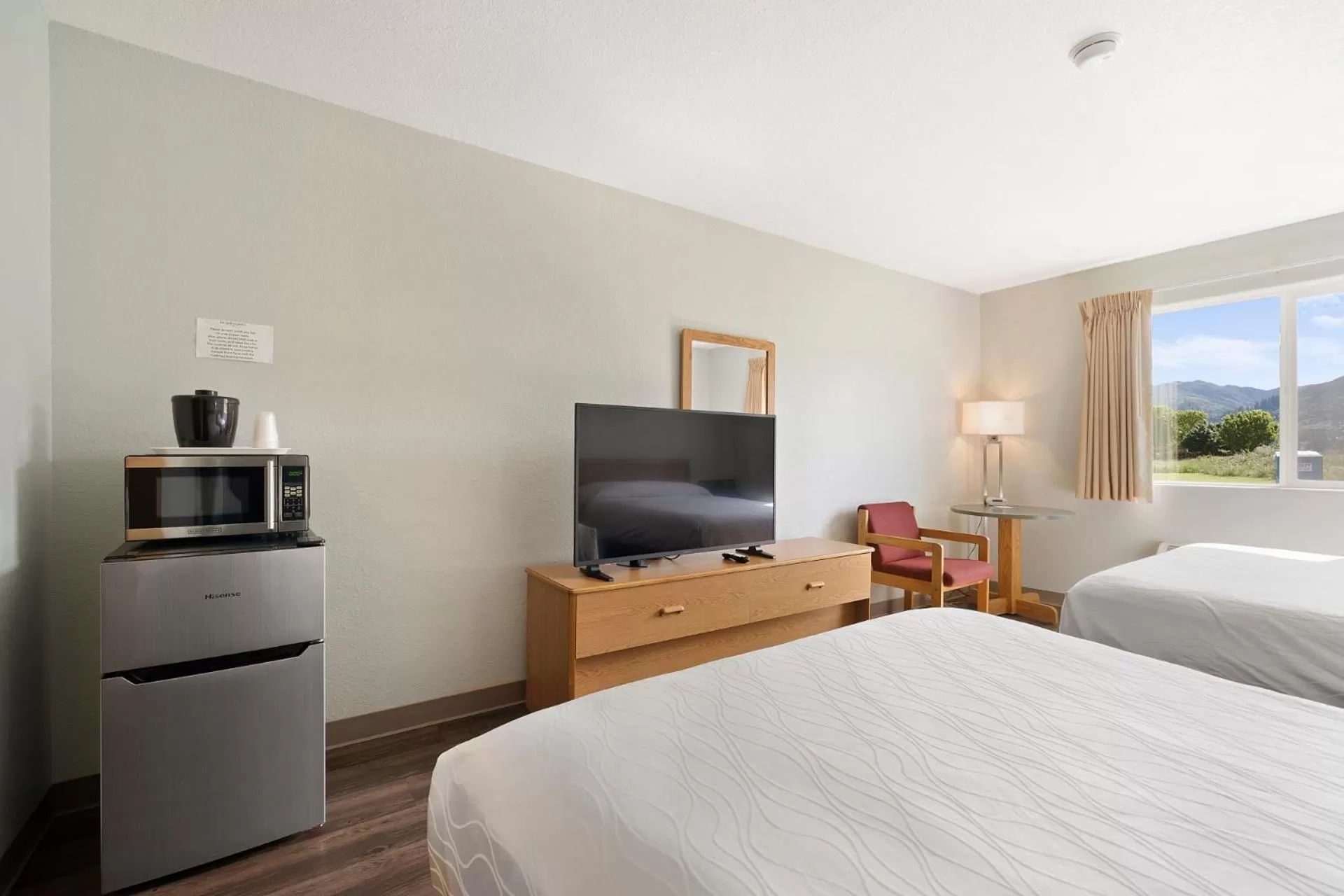 TV and multimedia, Bed in Garibaldi Inn at the Bay