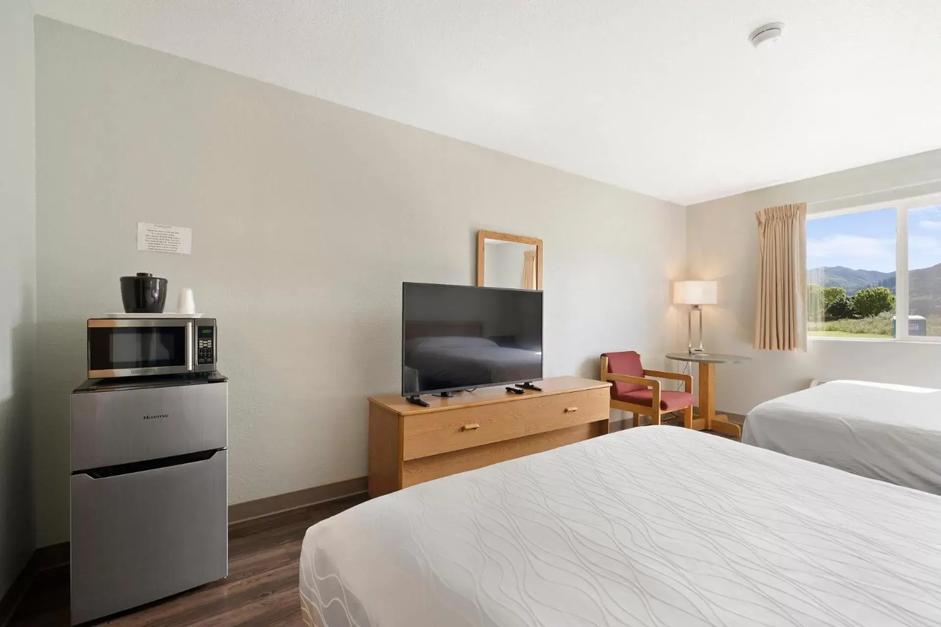 TV and multimedia, Bed in Garibaldi Inn at the Bay TV and multimedia, Bed in Garibaldi Inn at the Bay