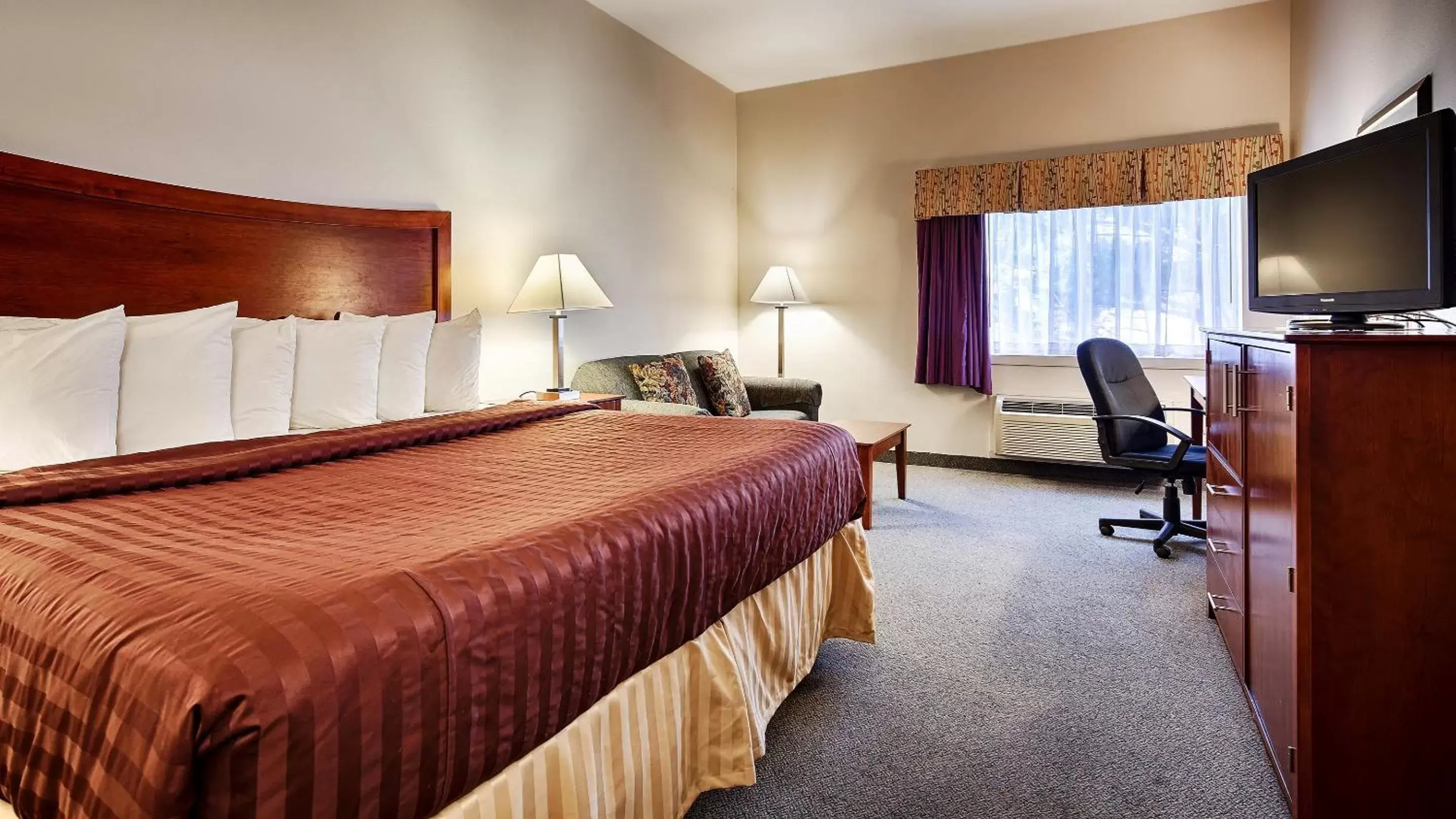 Photo of the whole room, Bed in Best Western Chambersburg