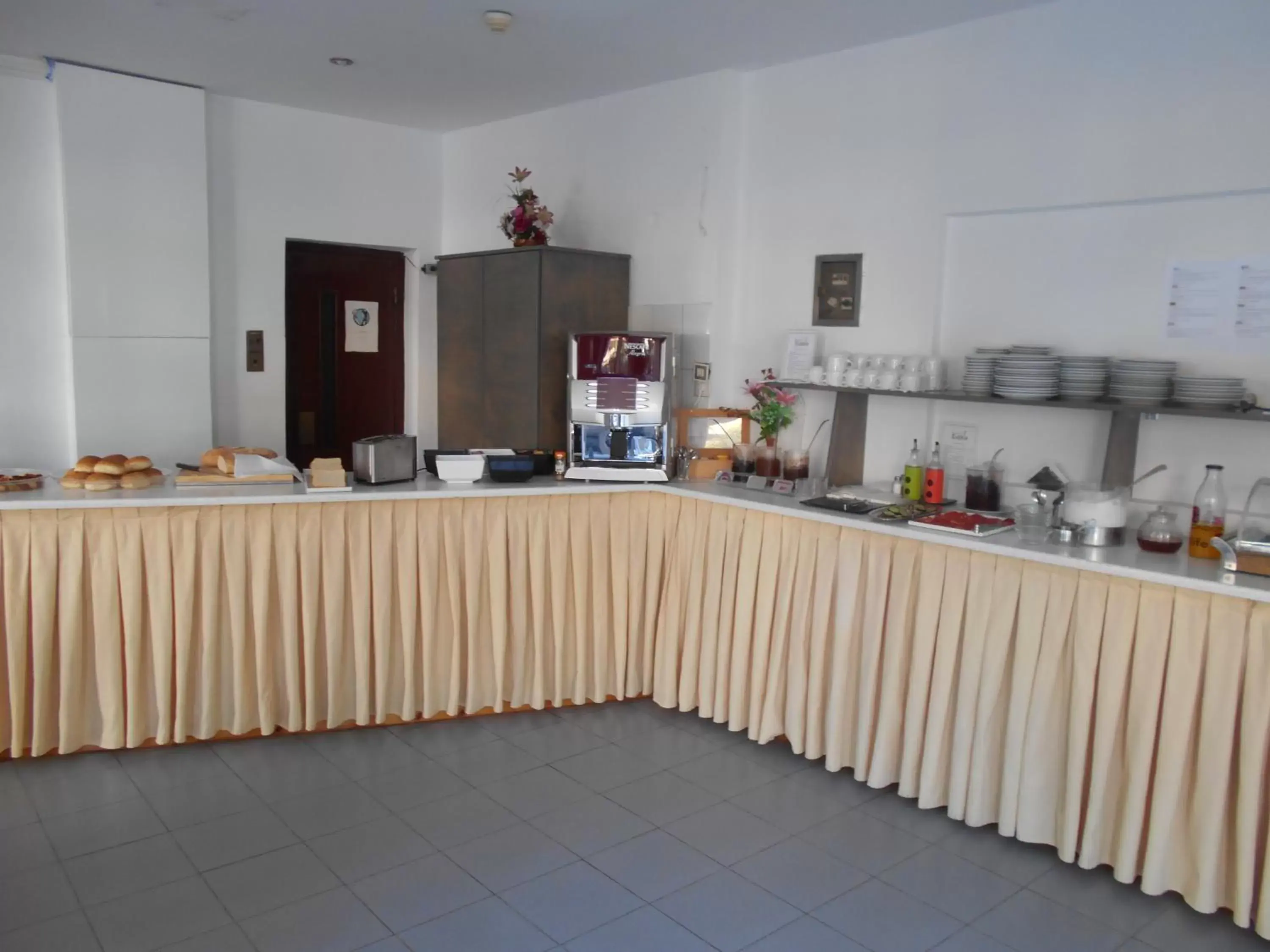 Restaurant/places to eat, Kitchen/Kitchenette in Hotel Koala