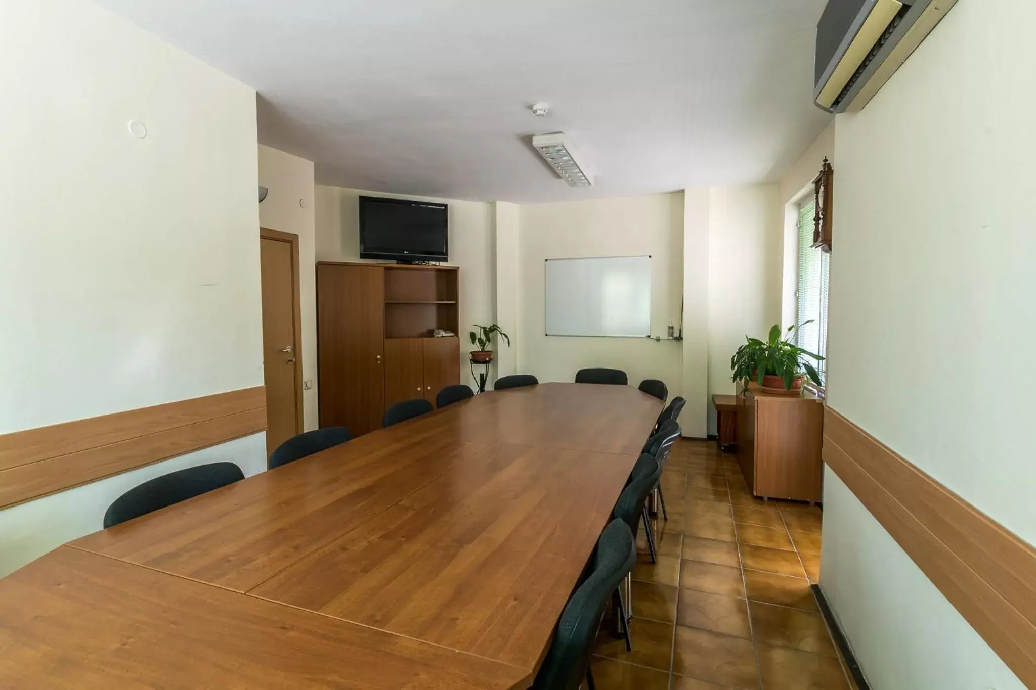 Meeting/conference room, Dining Area in Noviz Hotel