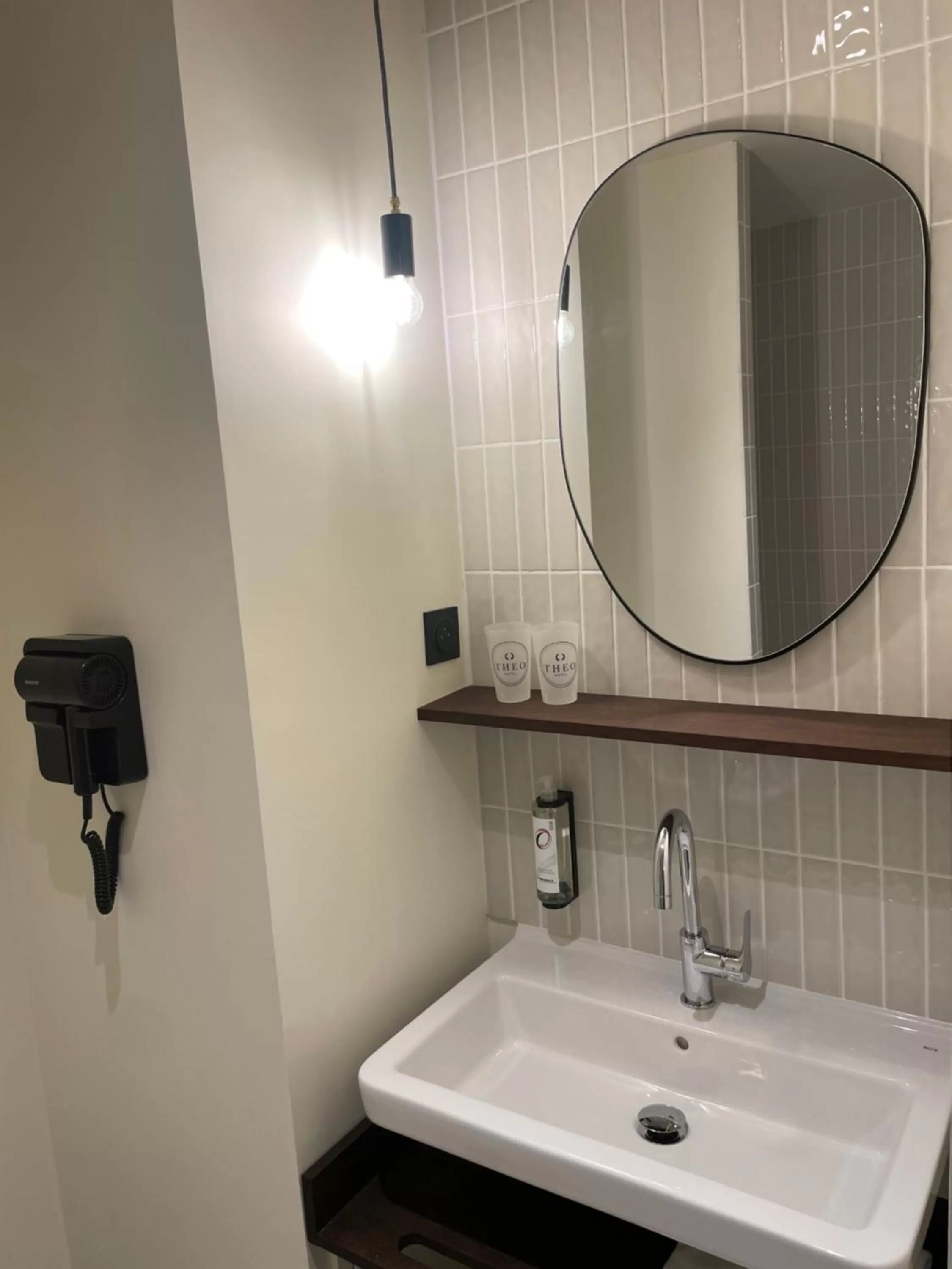 Shower in Théo Hôtel Limoges, The Originals City