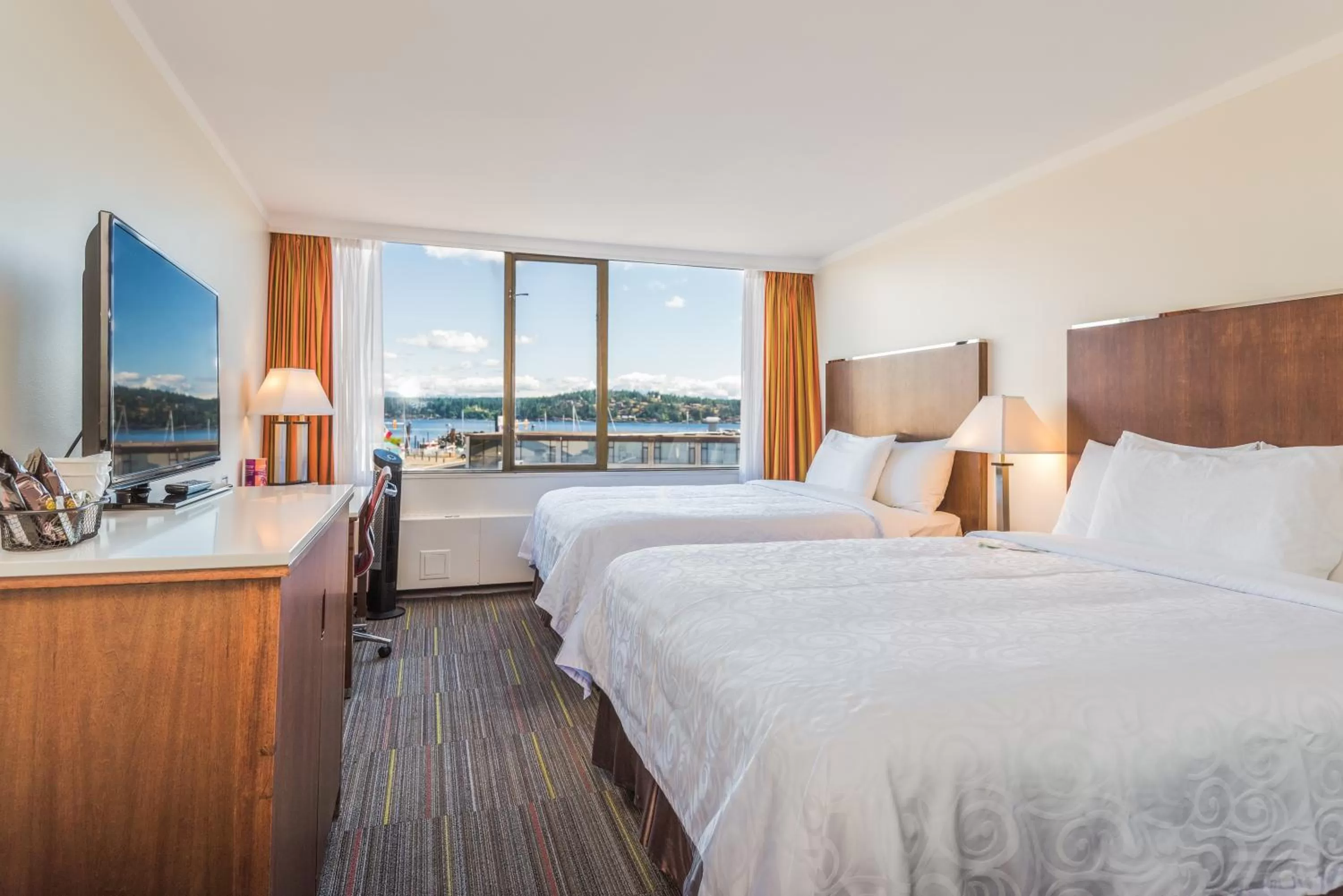 Photo of the whole room, Bed in Coast Discovery Inn