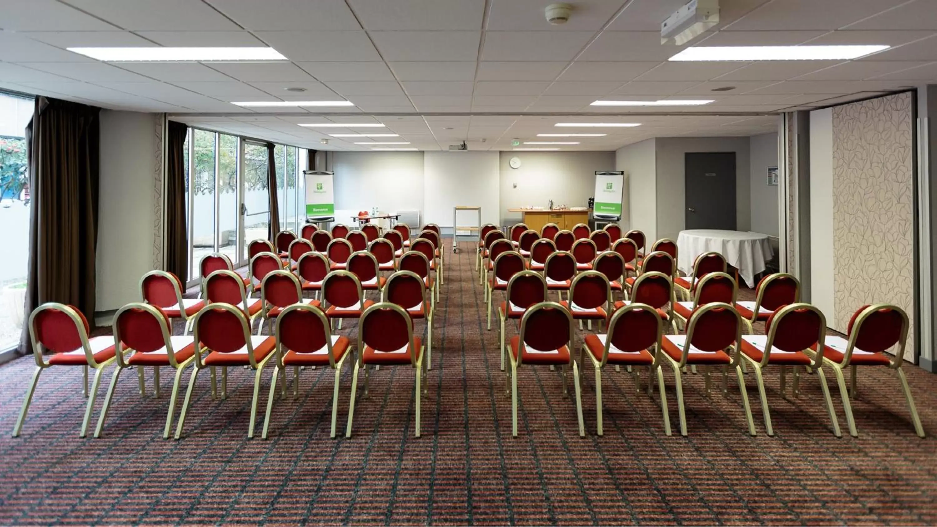 Meeting/conference room in Holiday Inn Clermont Ferrand Centre, an IHG Hotel