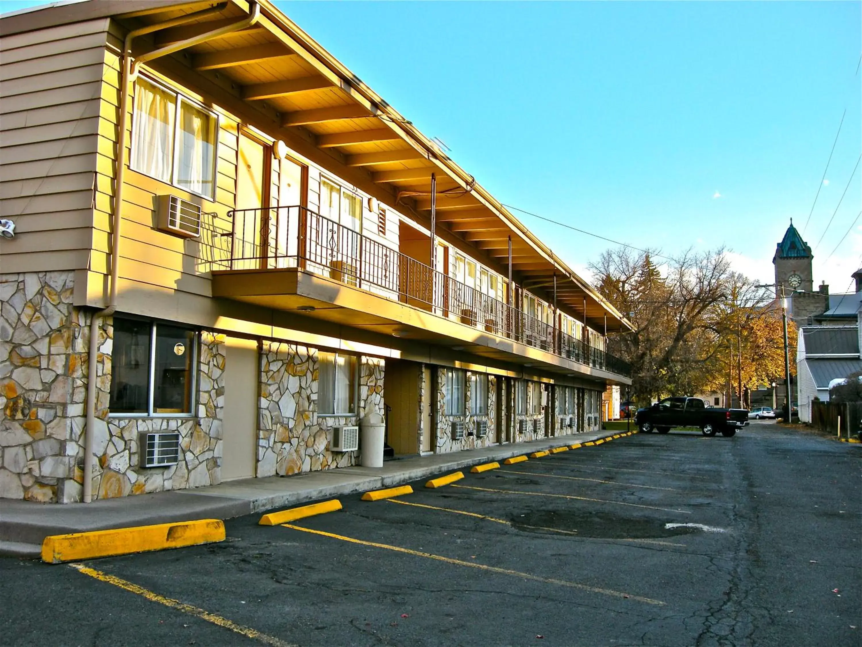 Facade/entrance, Property Building in Knights Inn - Baker City