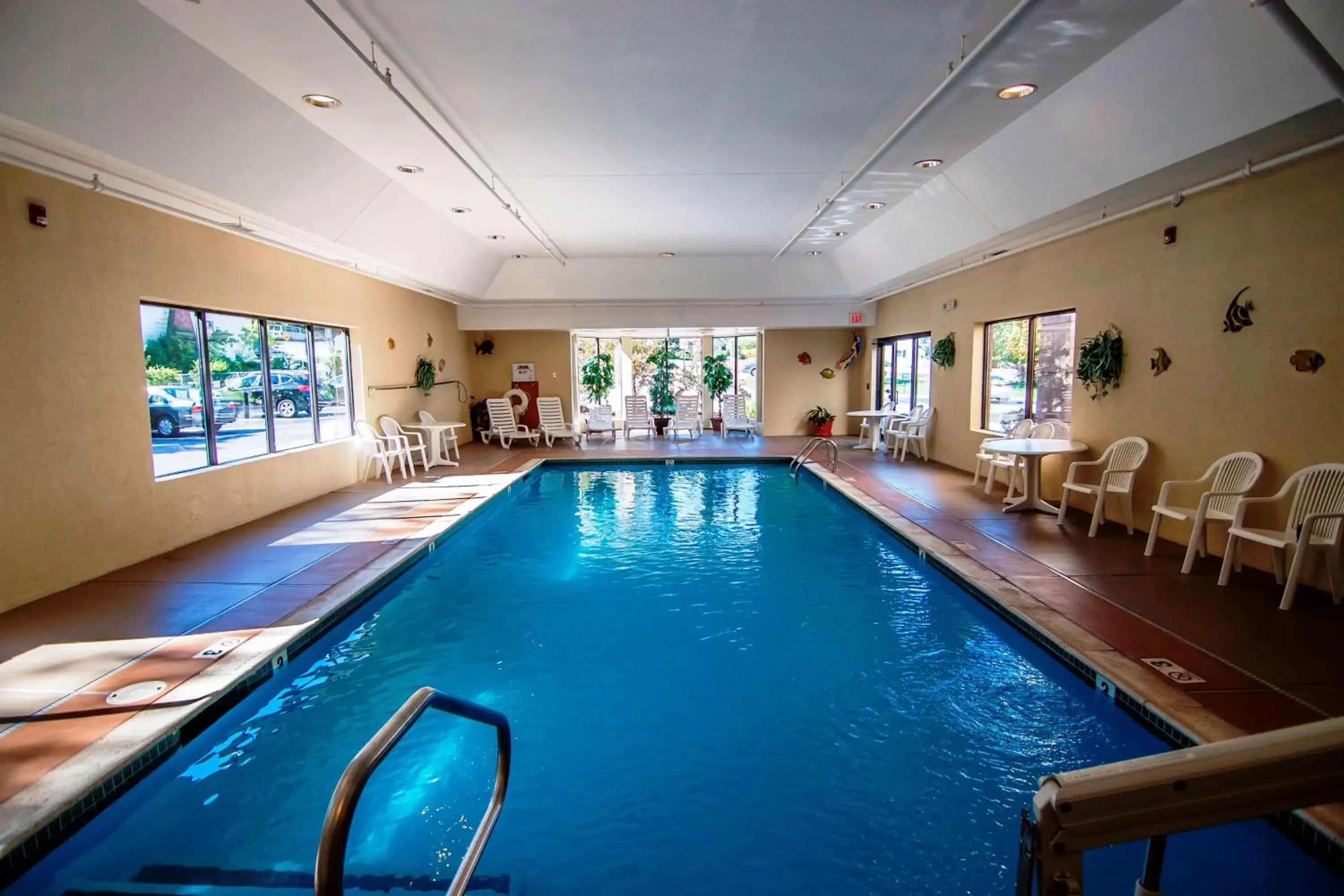 Photo of the whole room, Swimming Pool in Hampton Inn Groton/Mystic