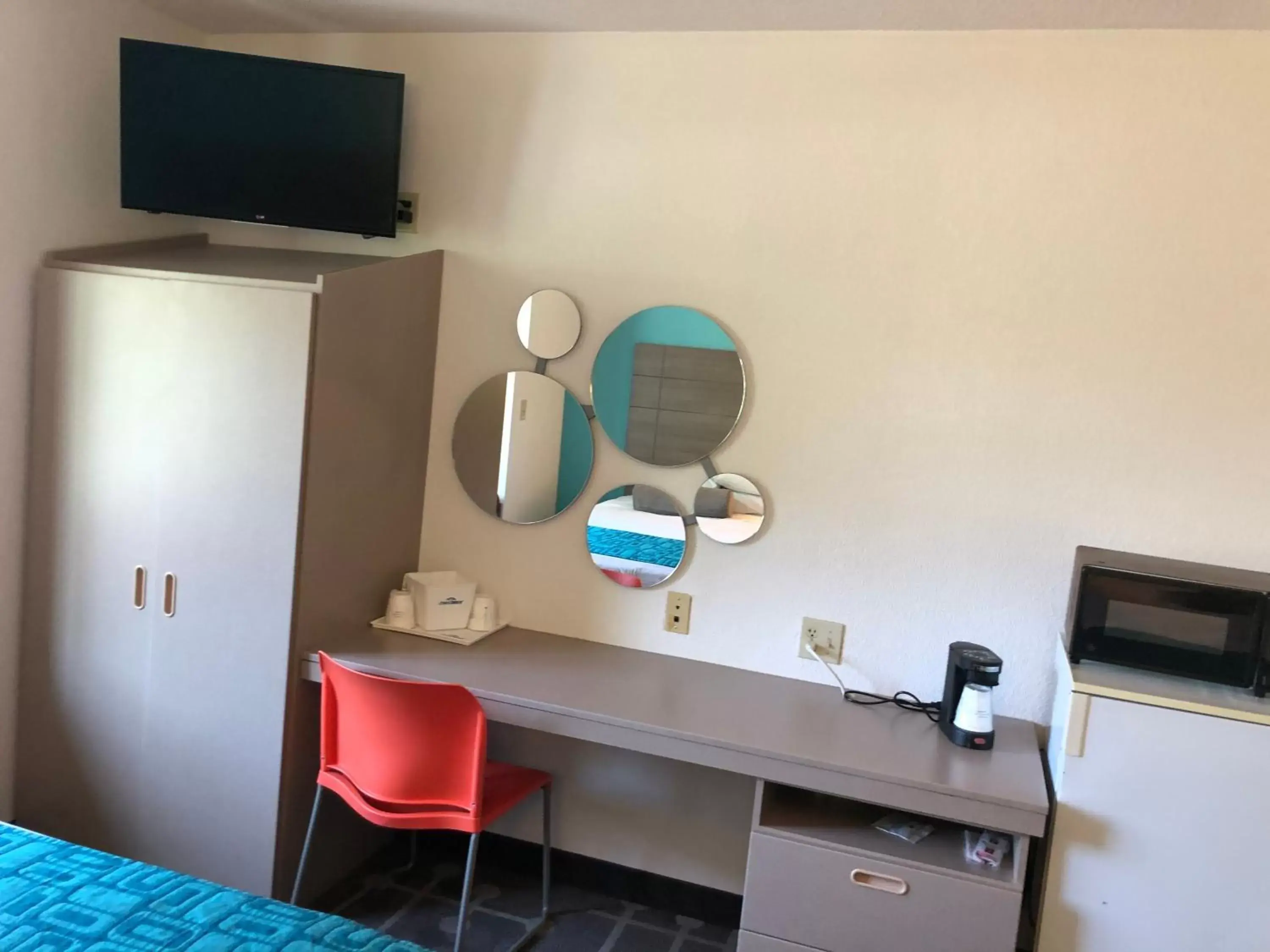 TV/Entertainment Center in Howard Johnson by Wyndham Elk Grove Village - Chicago O'Hare