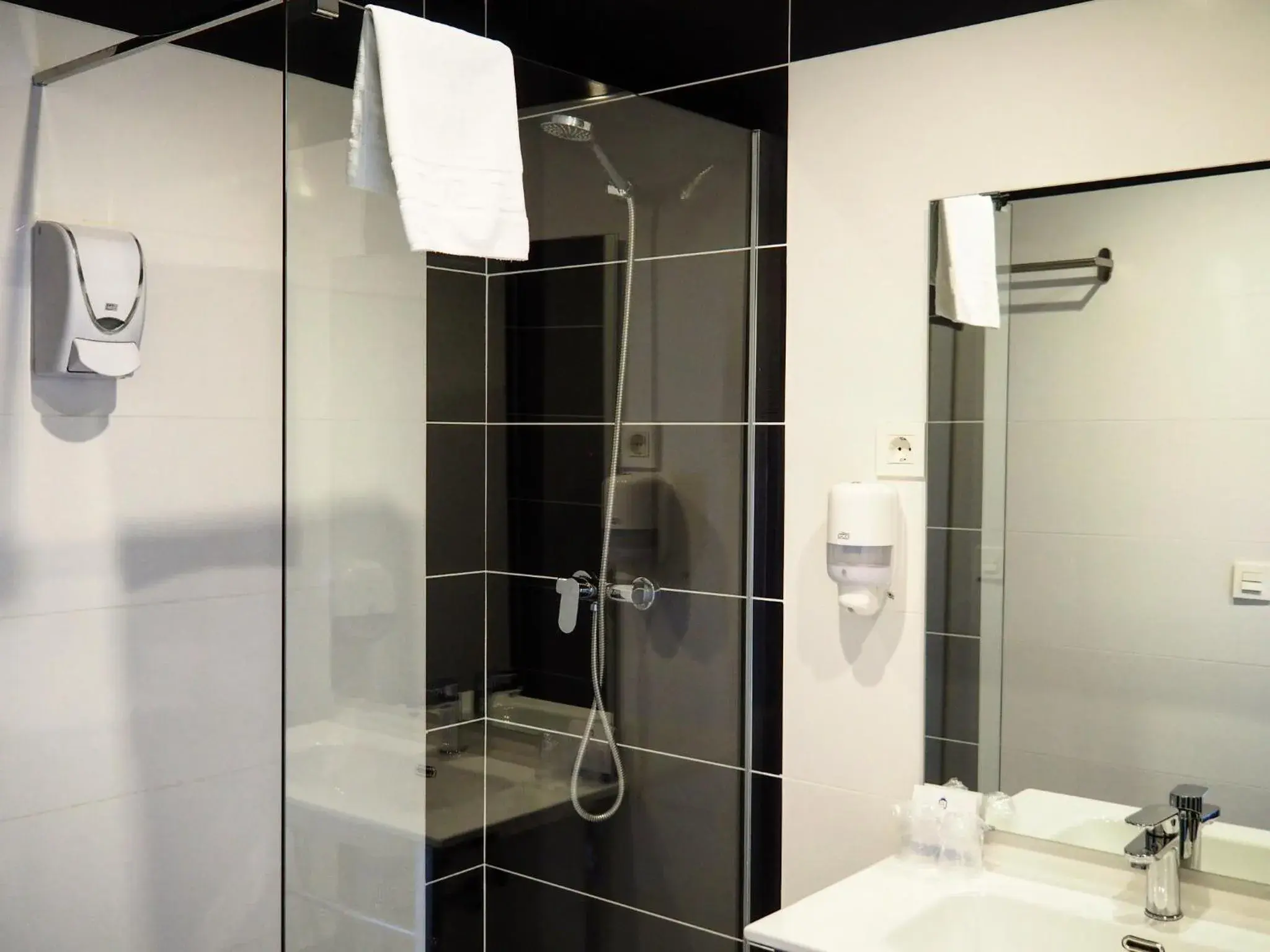 Shower, Bathroom in Hotel Humanes