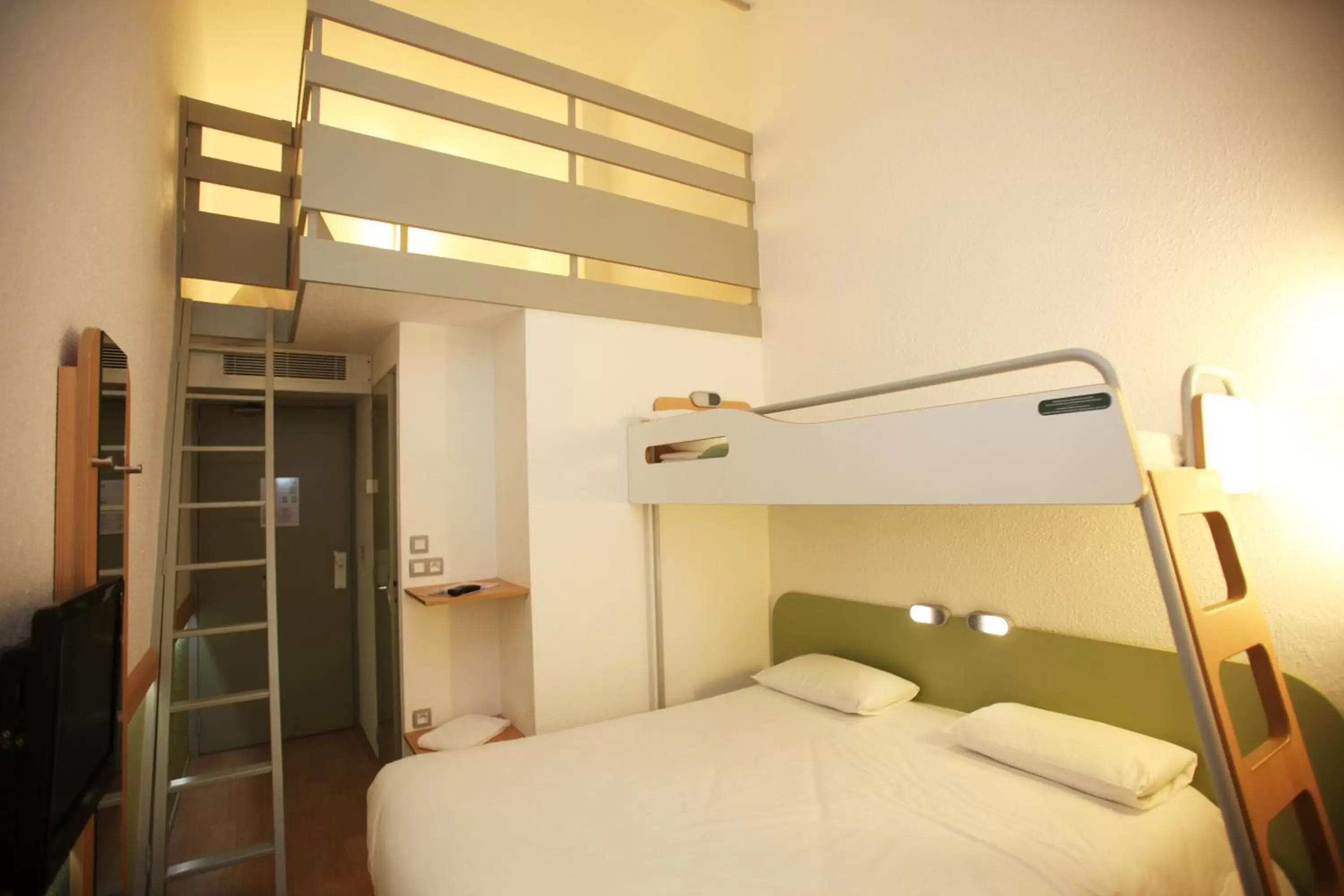 Bedroom, Bunk Bed in ibis budget Nantes Sainte Luce