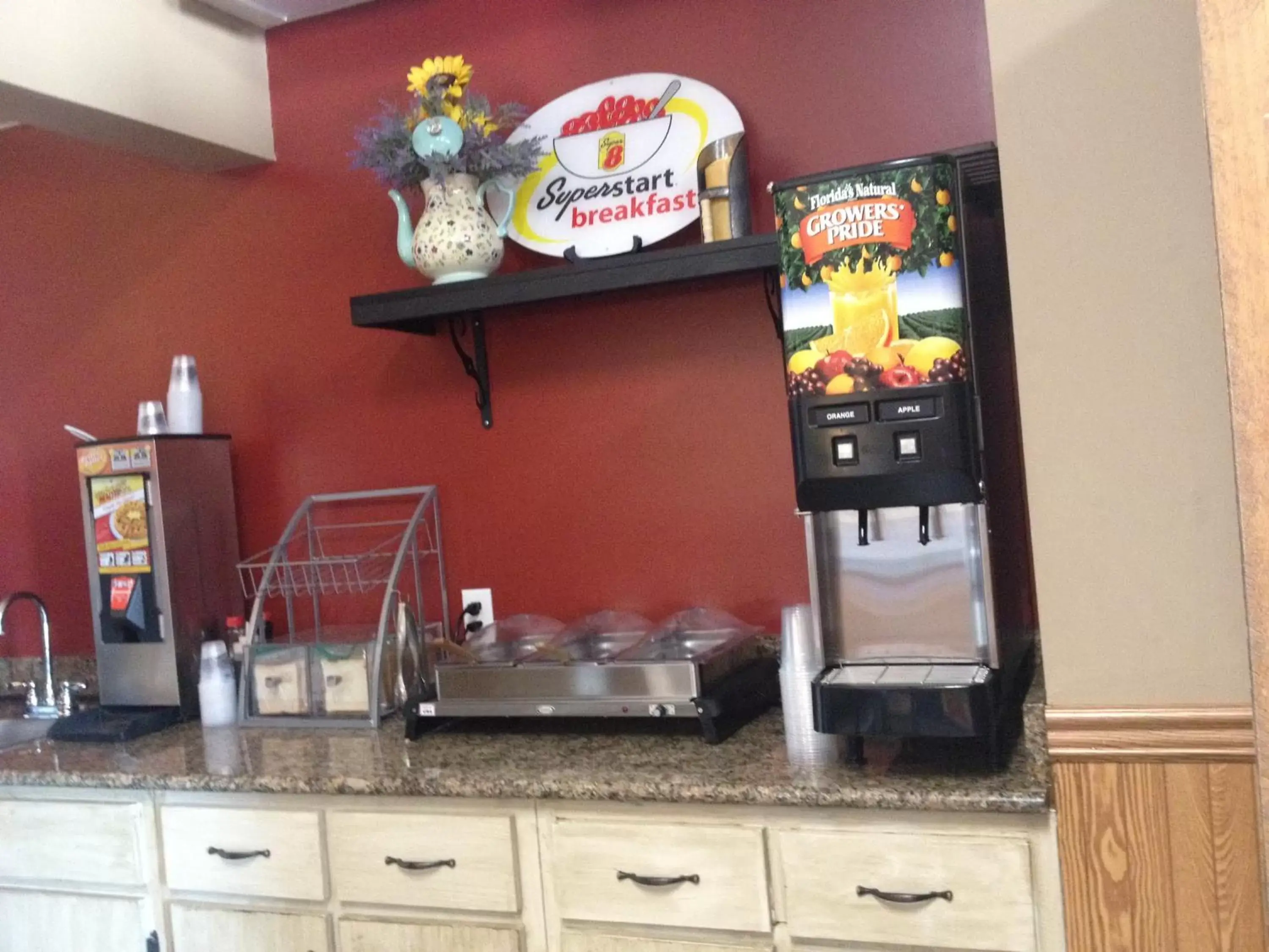 Continental breakfast, Kitchen/Kitchenette in Super 8 by Wyndham Bowling Green