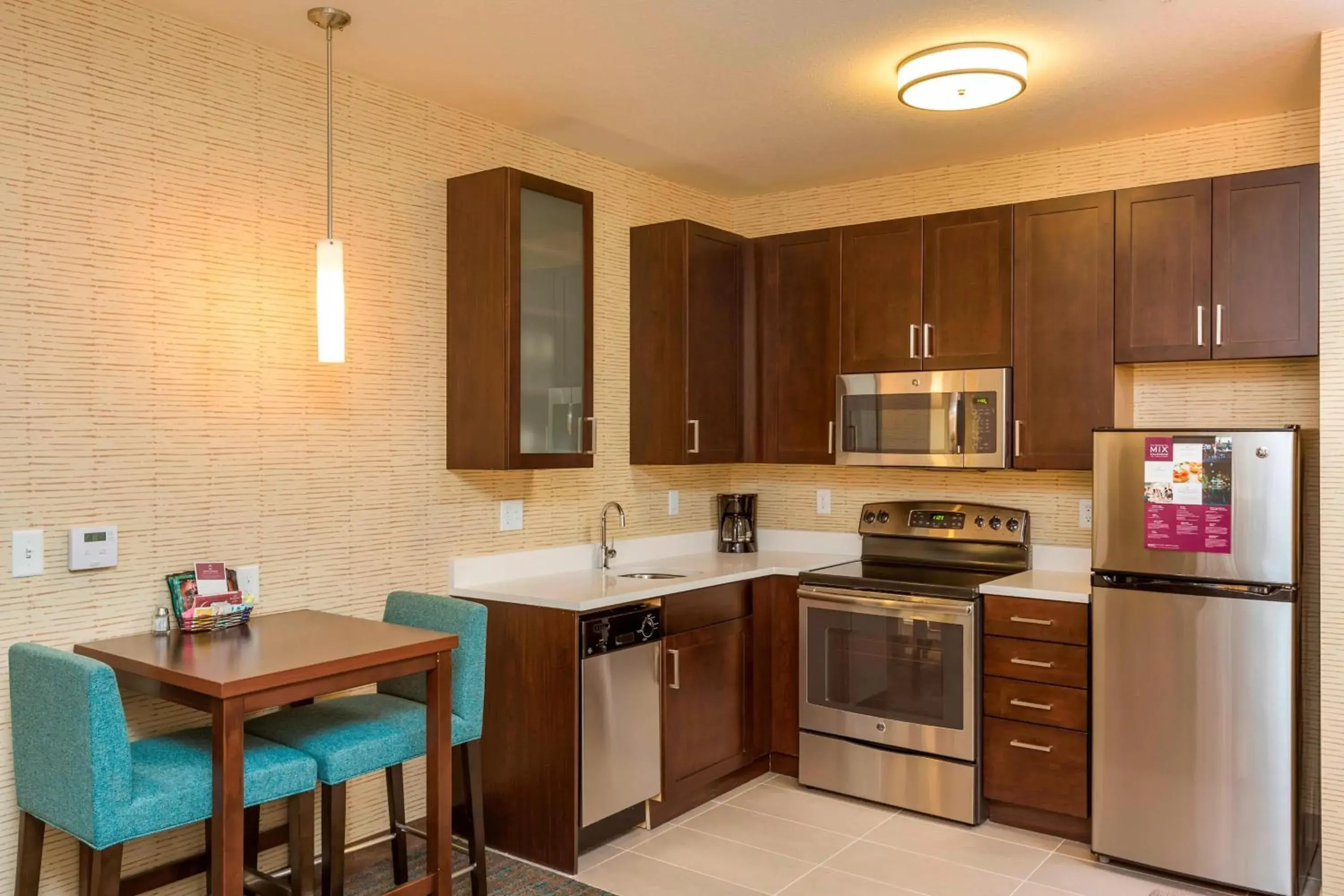 Bedroom, Kitchen/Kitchenette in Residence Inn by Marriott Portland Hillsboro/Brookwood