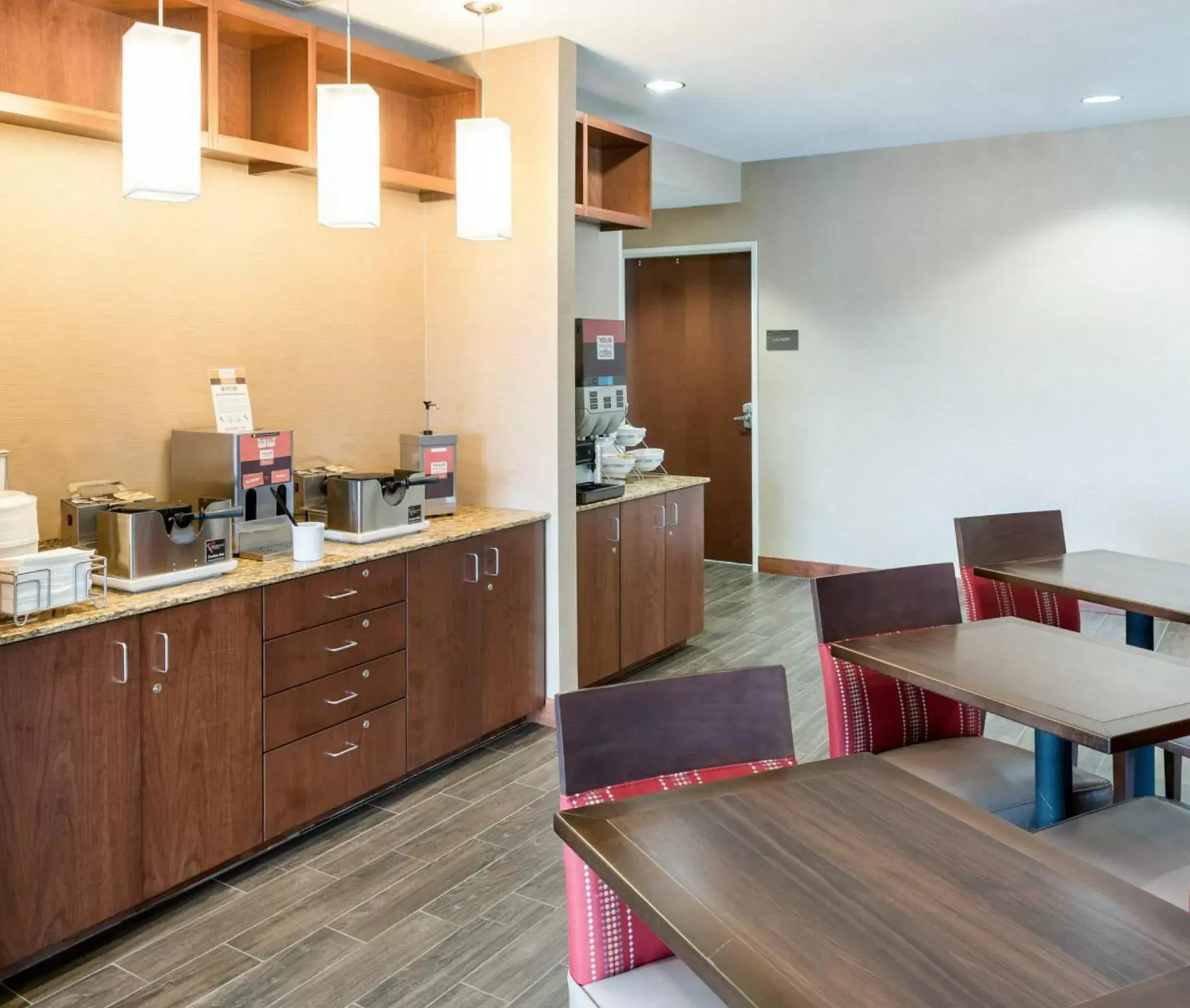 Coffee/tea facilities, Restaurant/Places to Eat in Comfort Inn & Suites West - Medical Center