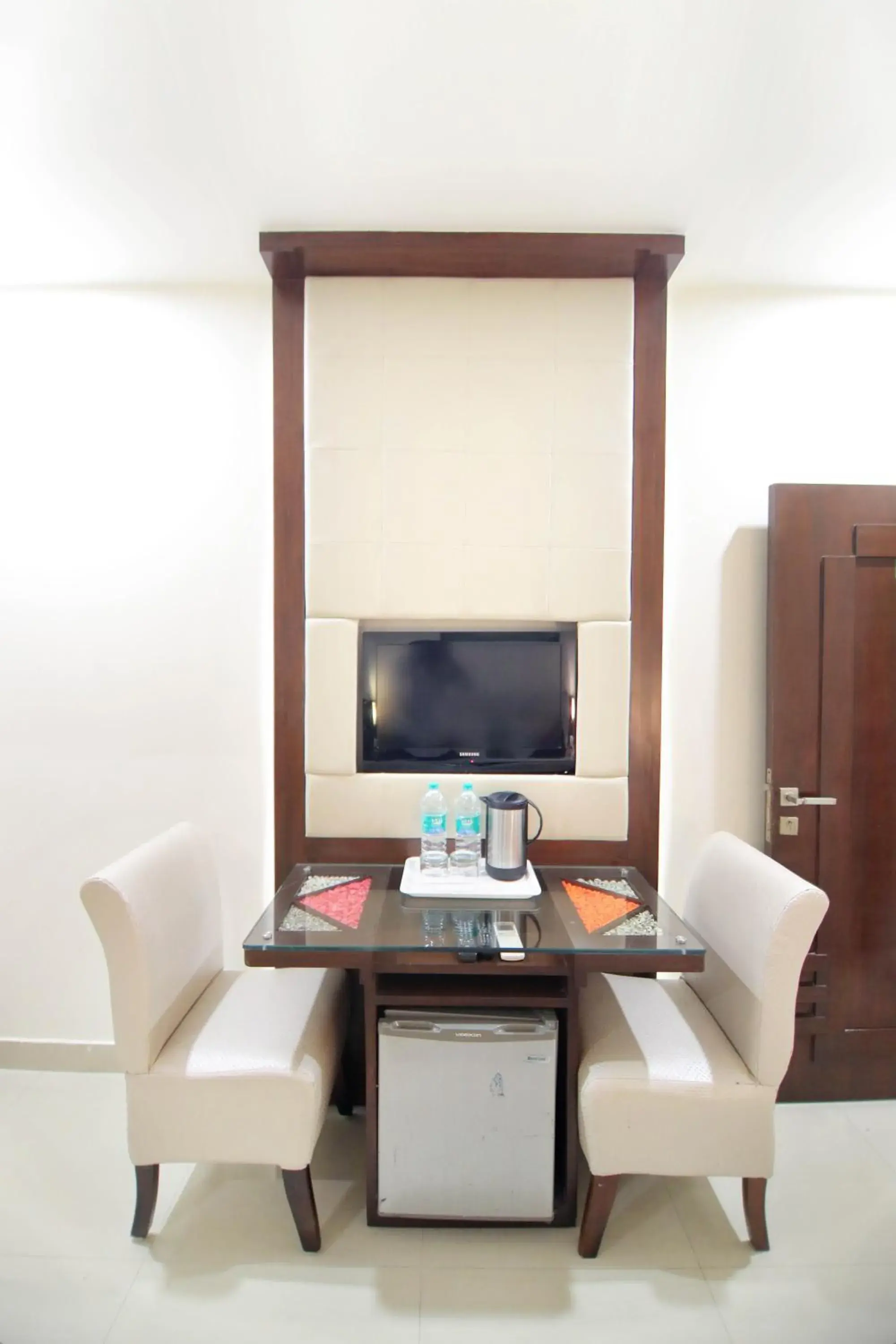 Living room, TV/Entertainment Center in Taj Inn Hotel