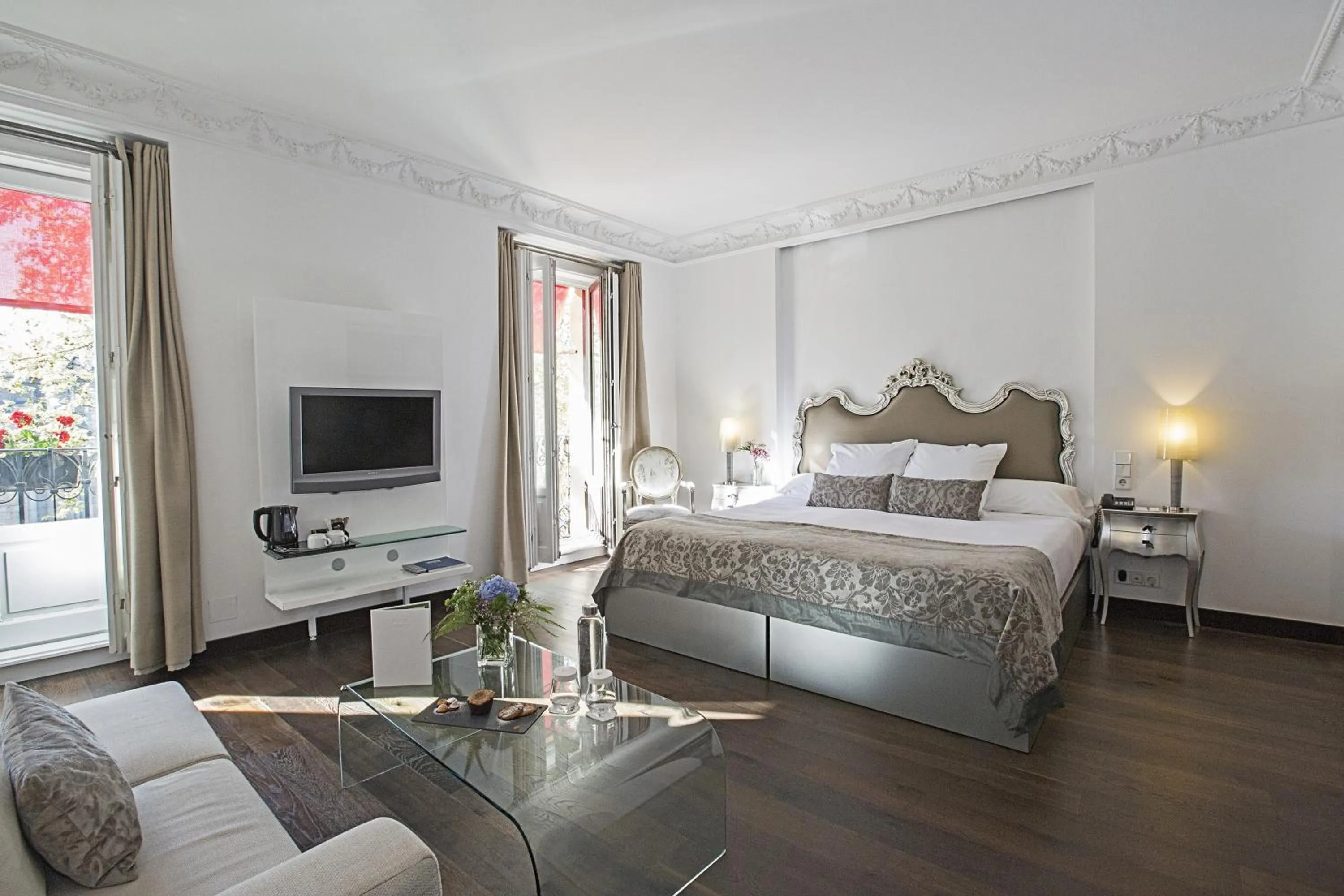 Bedroom, Bed in Hospes Puerta de Alcalá, a Member of Design Hotels