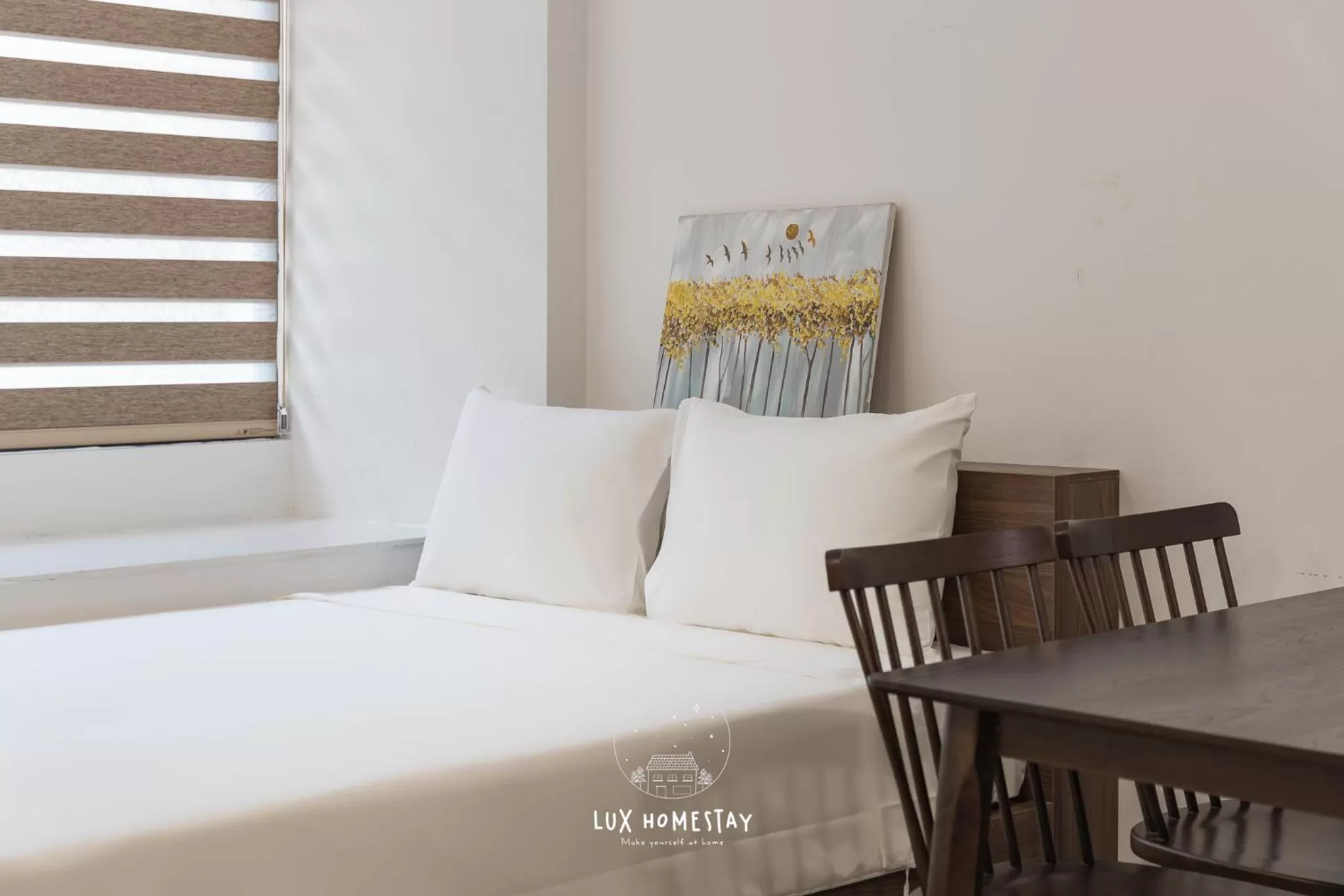 Photo of the whole room, Bed in Lux Westlake Studio