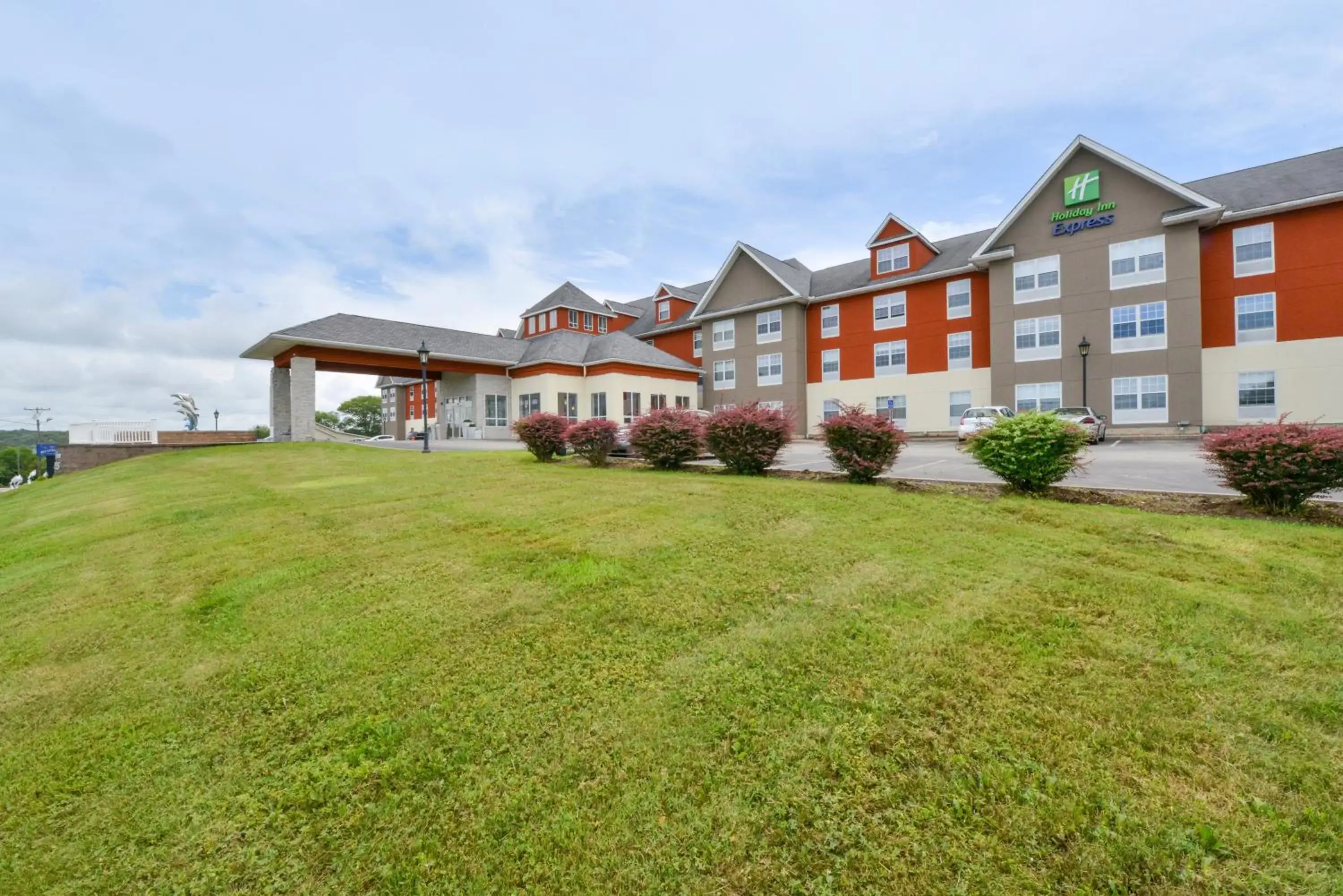 Property Building in Holiday Inn Express Mystic, an IHG Hotel