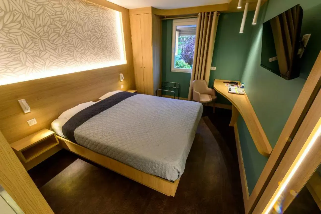 Bedroom, Bed in Hôtel Aster Restaurant Aux Arcades