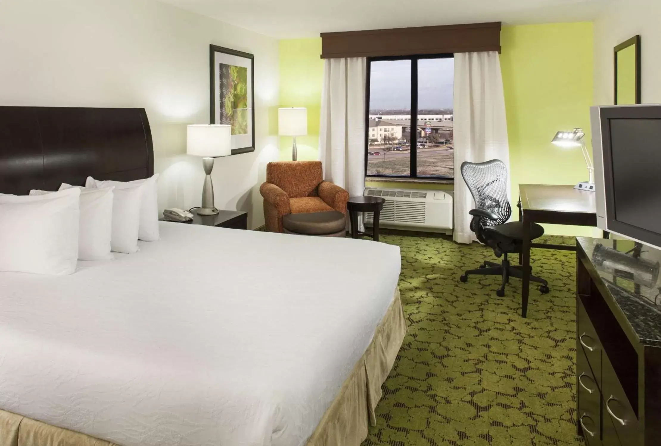 Bed in Hilton Garden Inn Dallas Lewisville