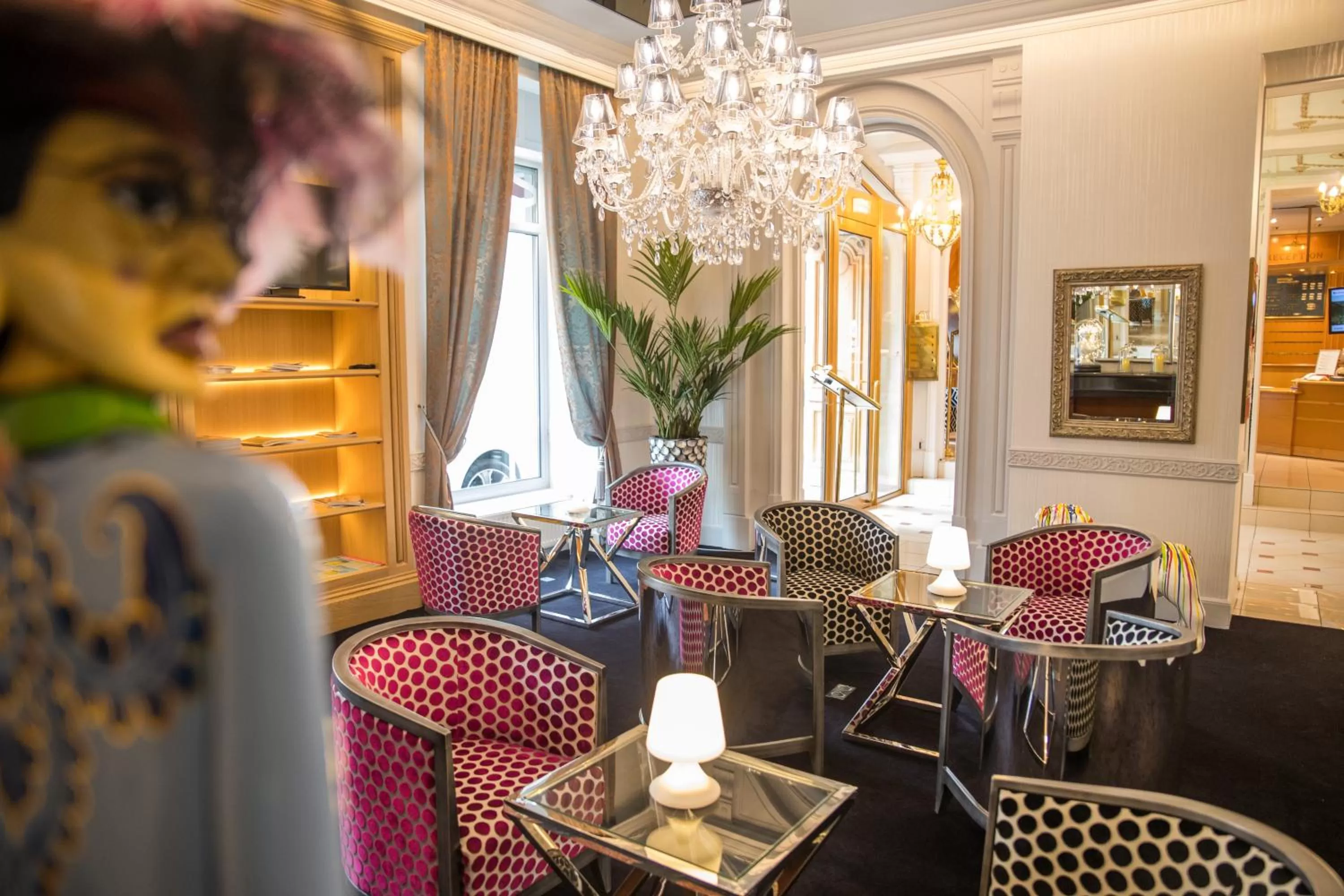 Communal lounge/ TV room in Best Western Beauséjour