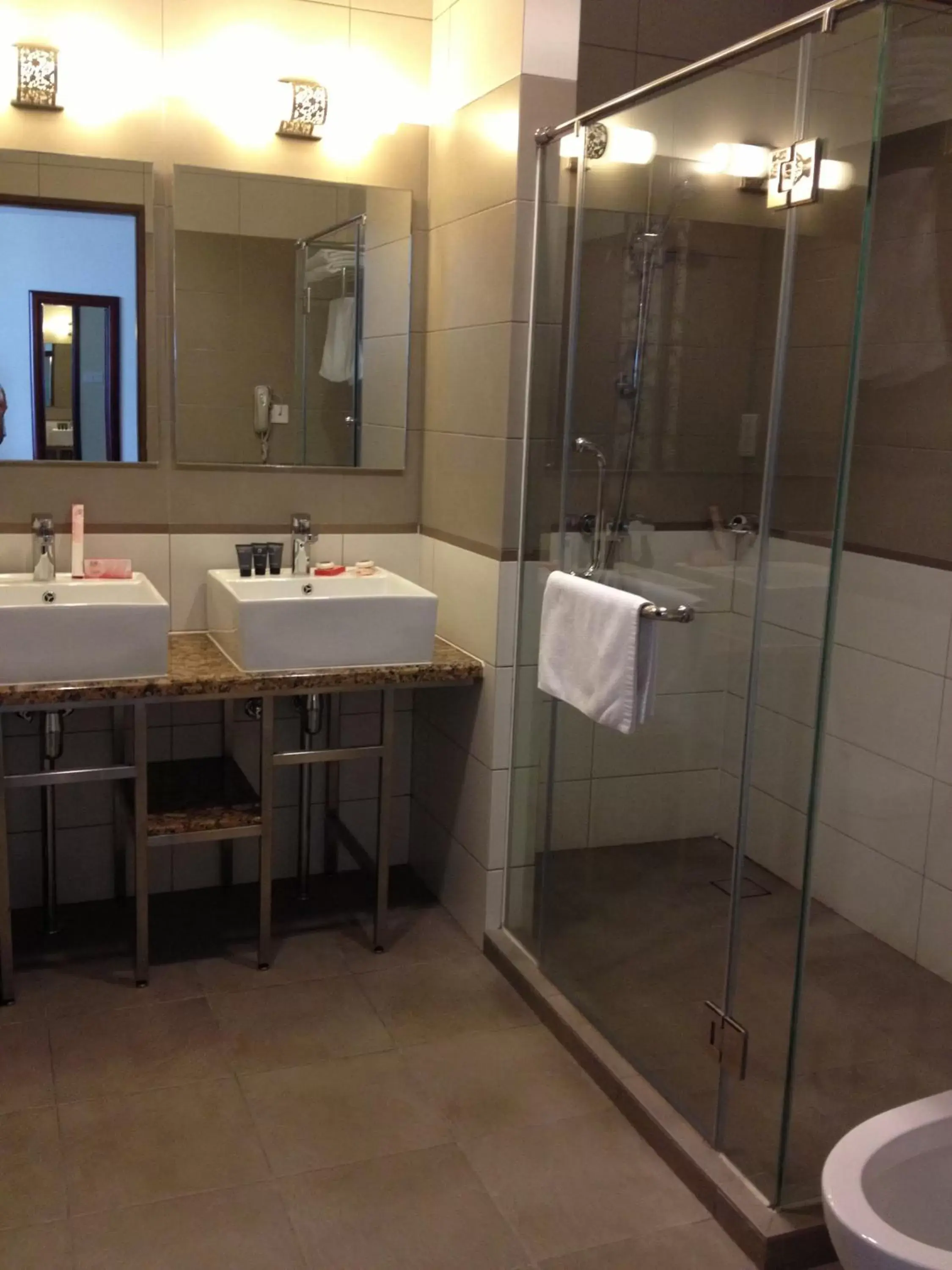 Bathroom in Gaya Centre Hotel