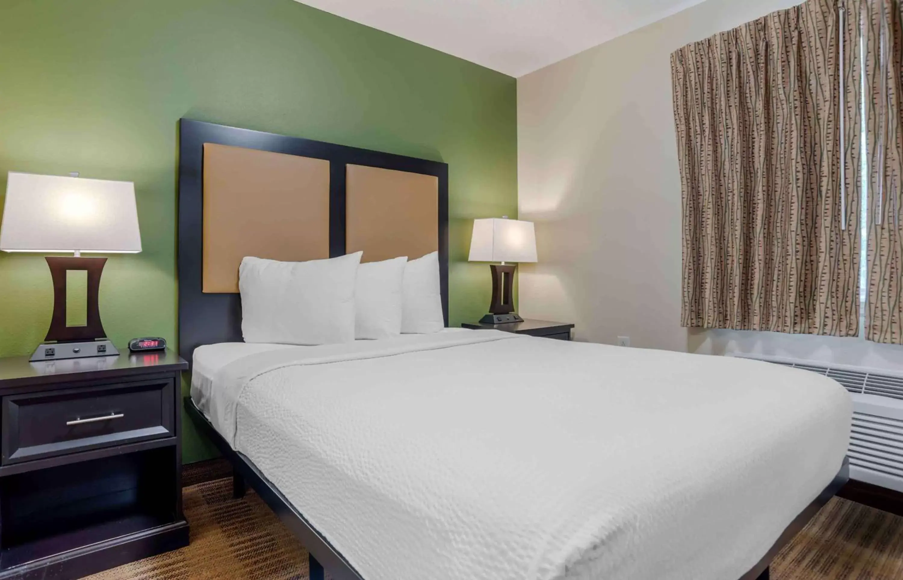 Bedroom, Bed in Extended Stay America Suites - Birmingham - Wildwood