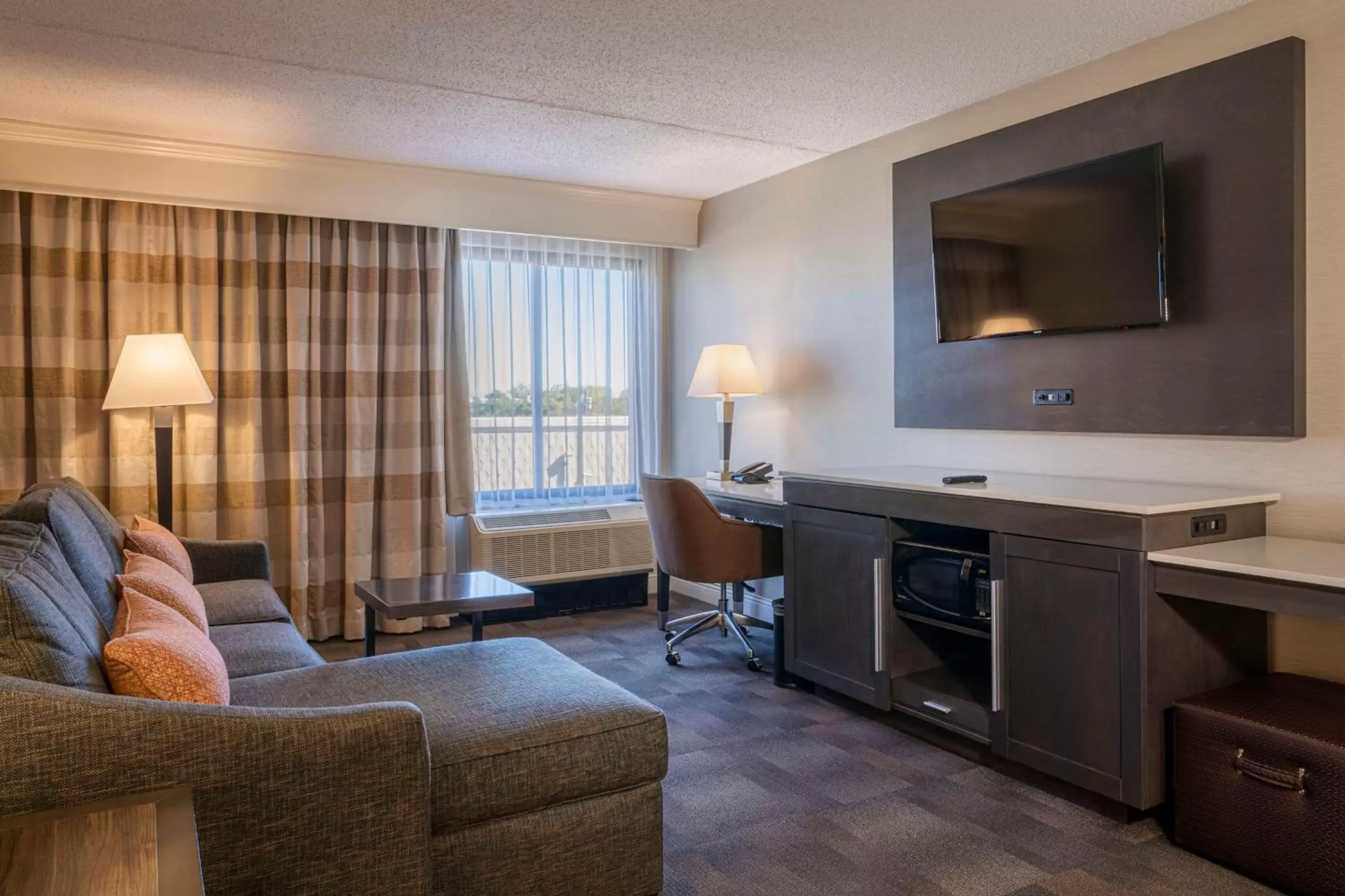 Living room, Seating Area in Hampton Inn Carlstadt At The Meadowlands