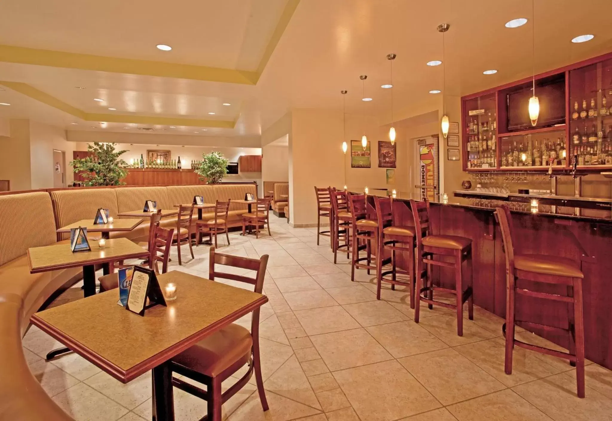 Lounge or bar, Restaurant/Places to Eat in Holiday Inn Toledo - Maumee I-80/90, an IHG Hotel