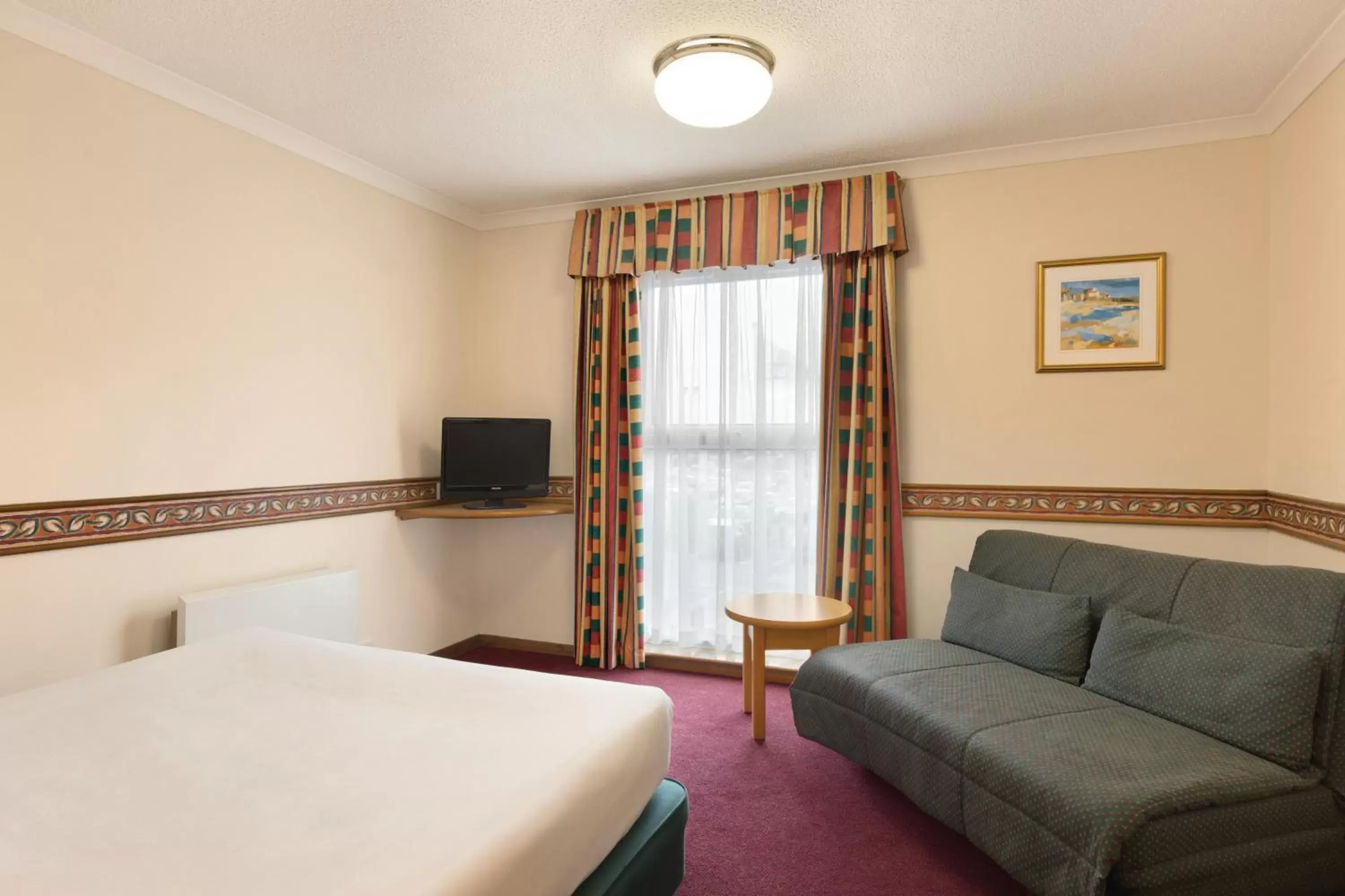 Photo of the whole room, Seating Area in Days Inn Hotel Leicester