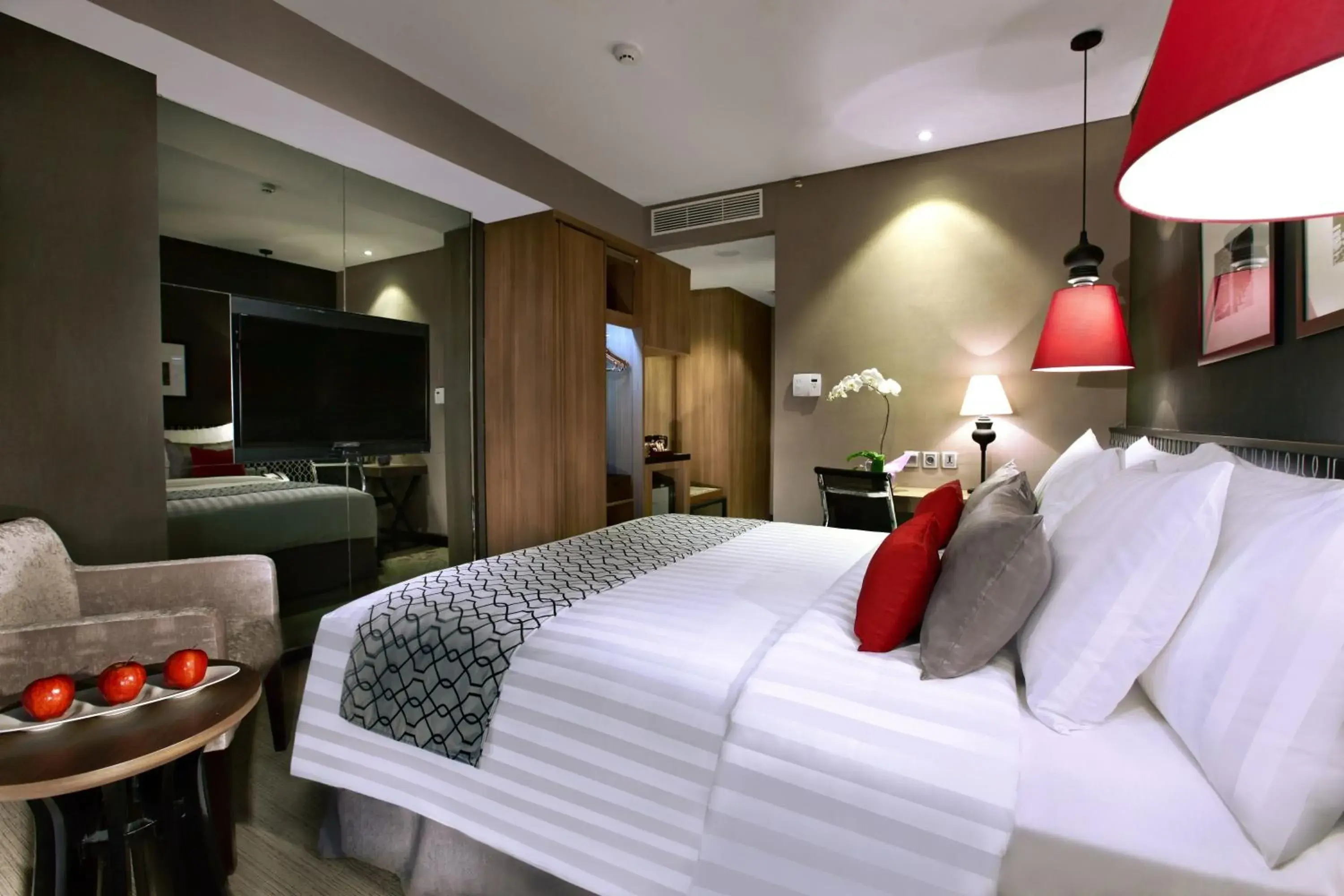 Deluxe Queen Room in Aston Priority Simatupang Hotel And Conference Center