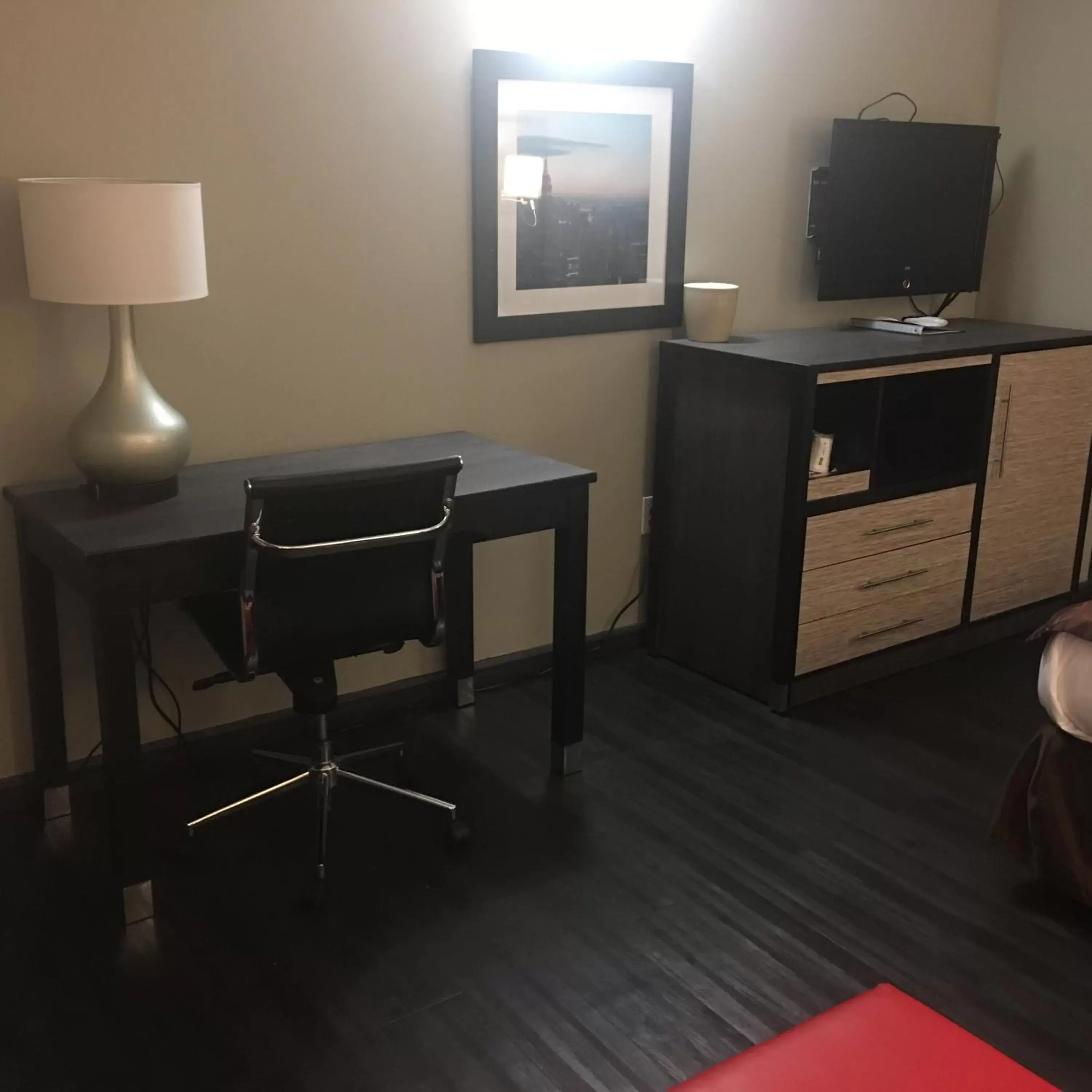 TV and multimedia, TV/Entertainment Center in Ramada by Wyndham Rockville Centre