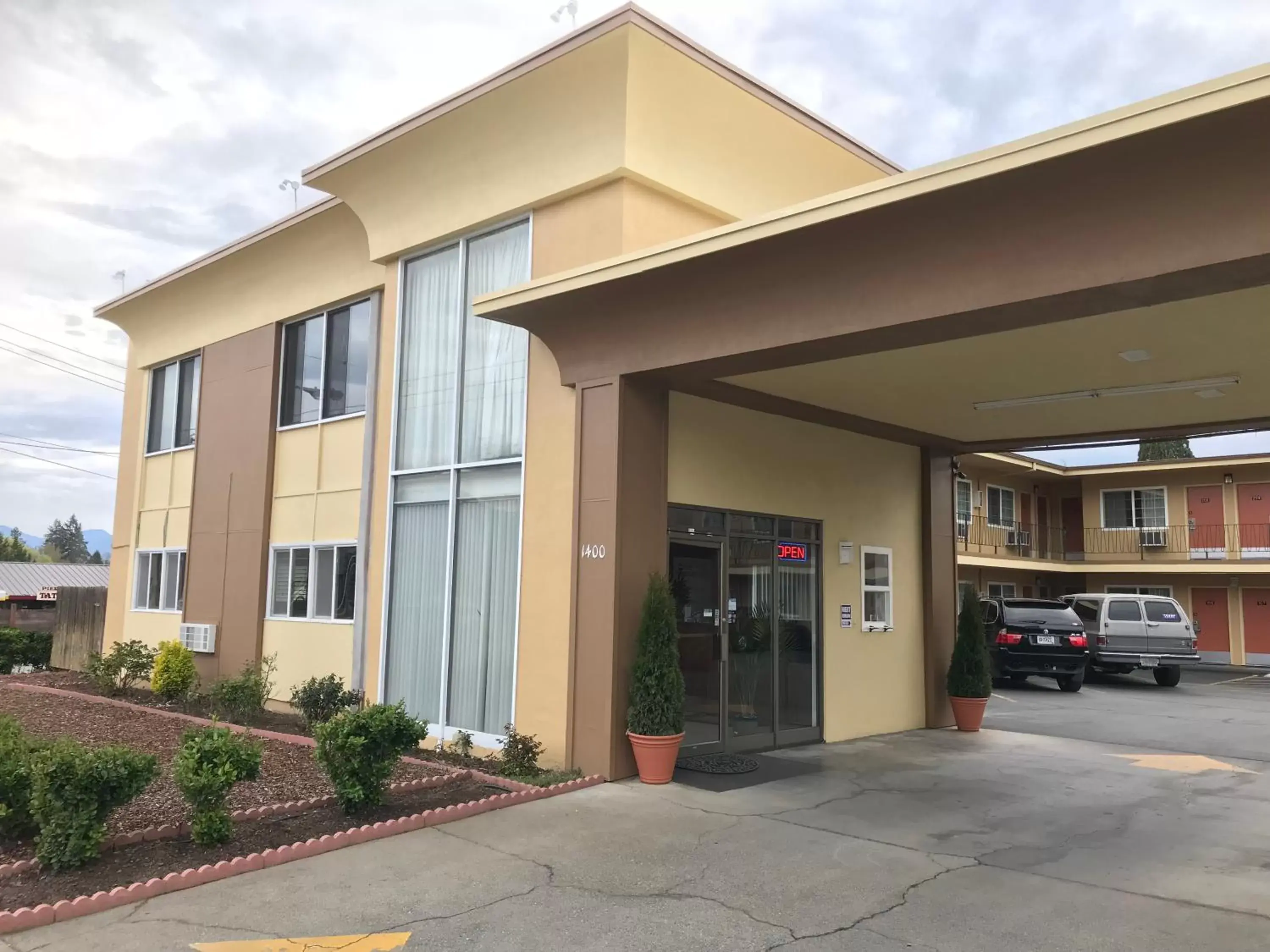 Facade/entrance in Sunset Inn