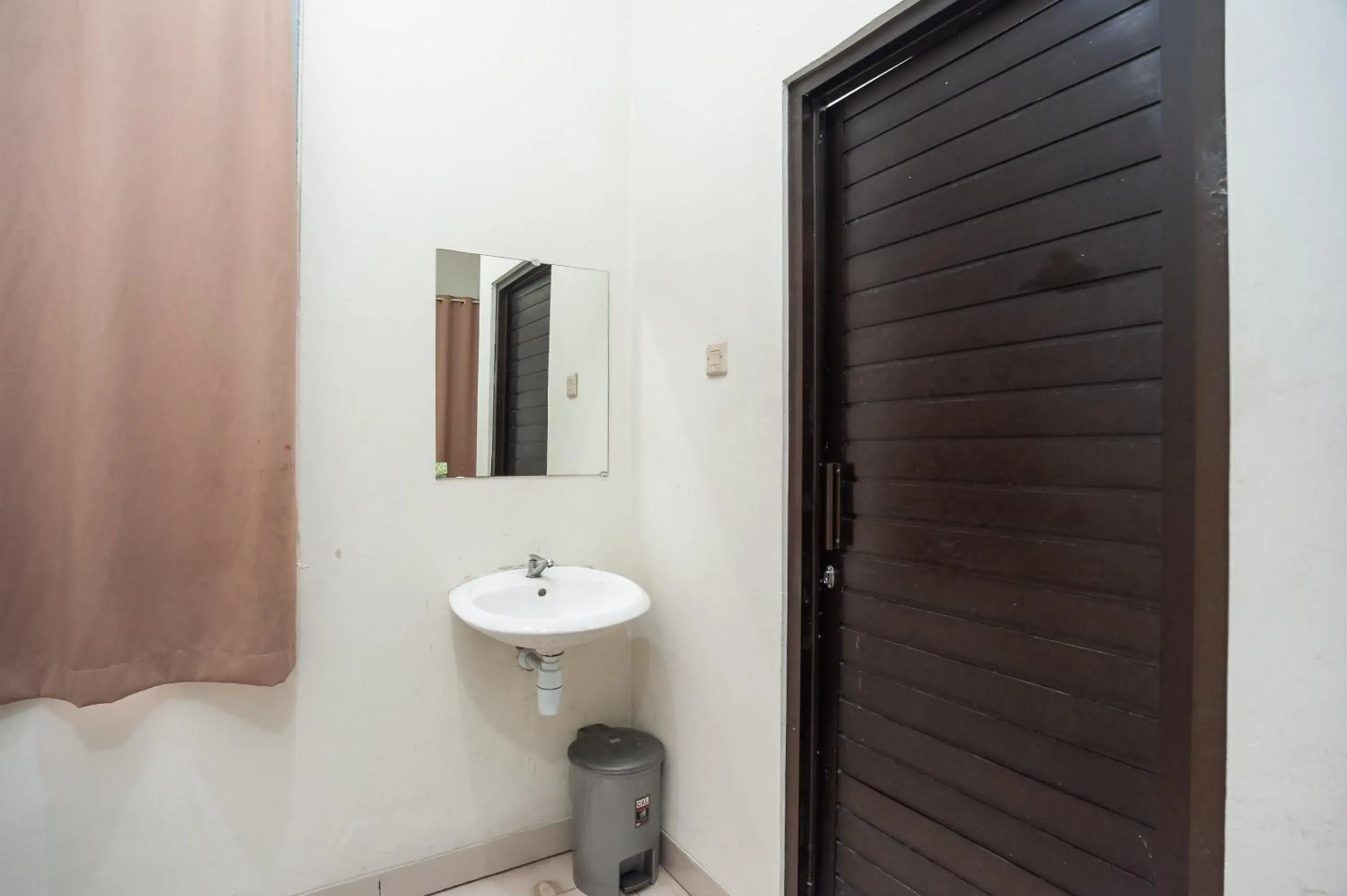 Bathroom in RedDoorz Plus near RS PMI Bogor