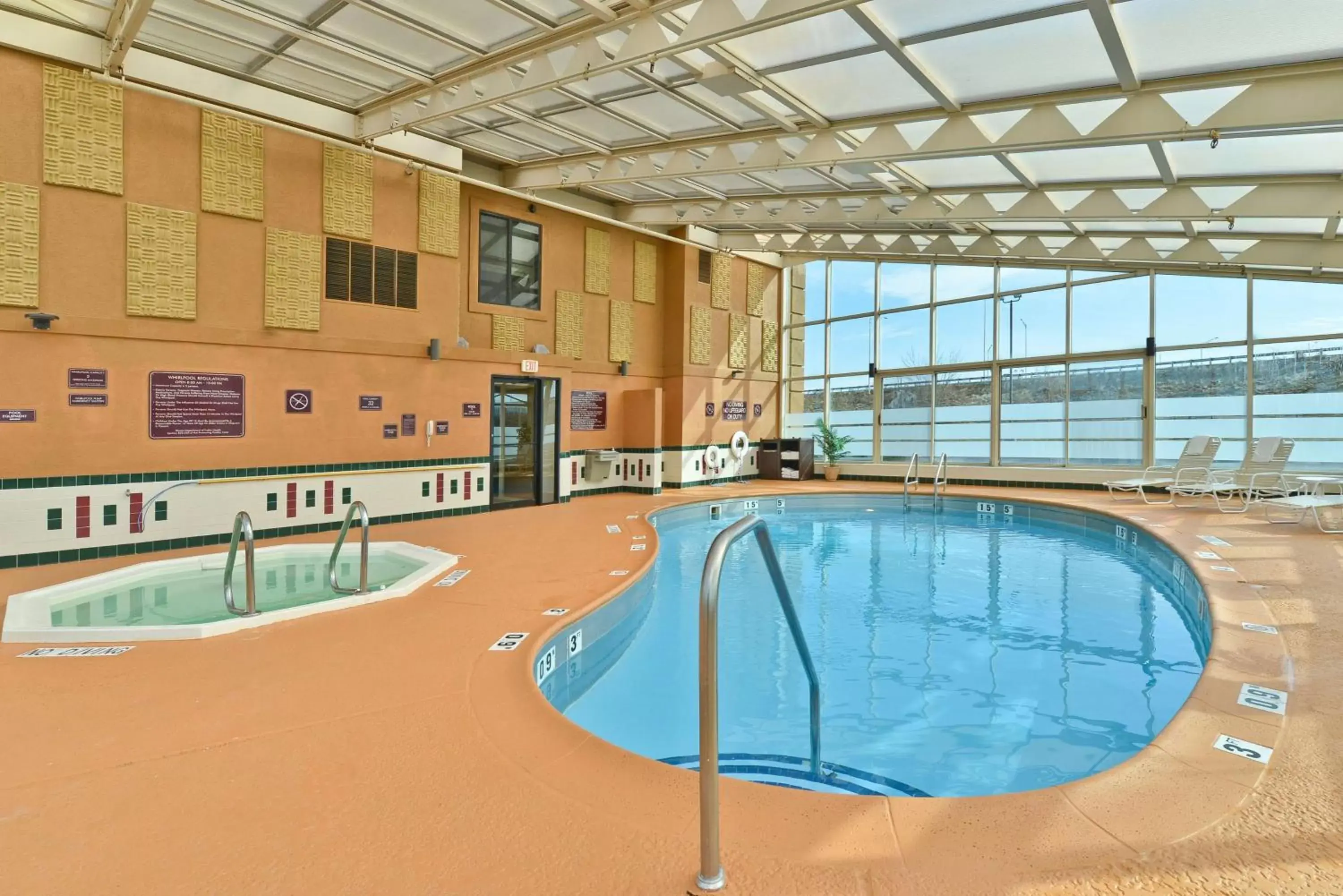 Hot Tub, Swimming Pool in Best Western Marion Hotel