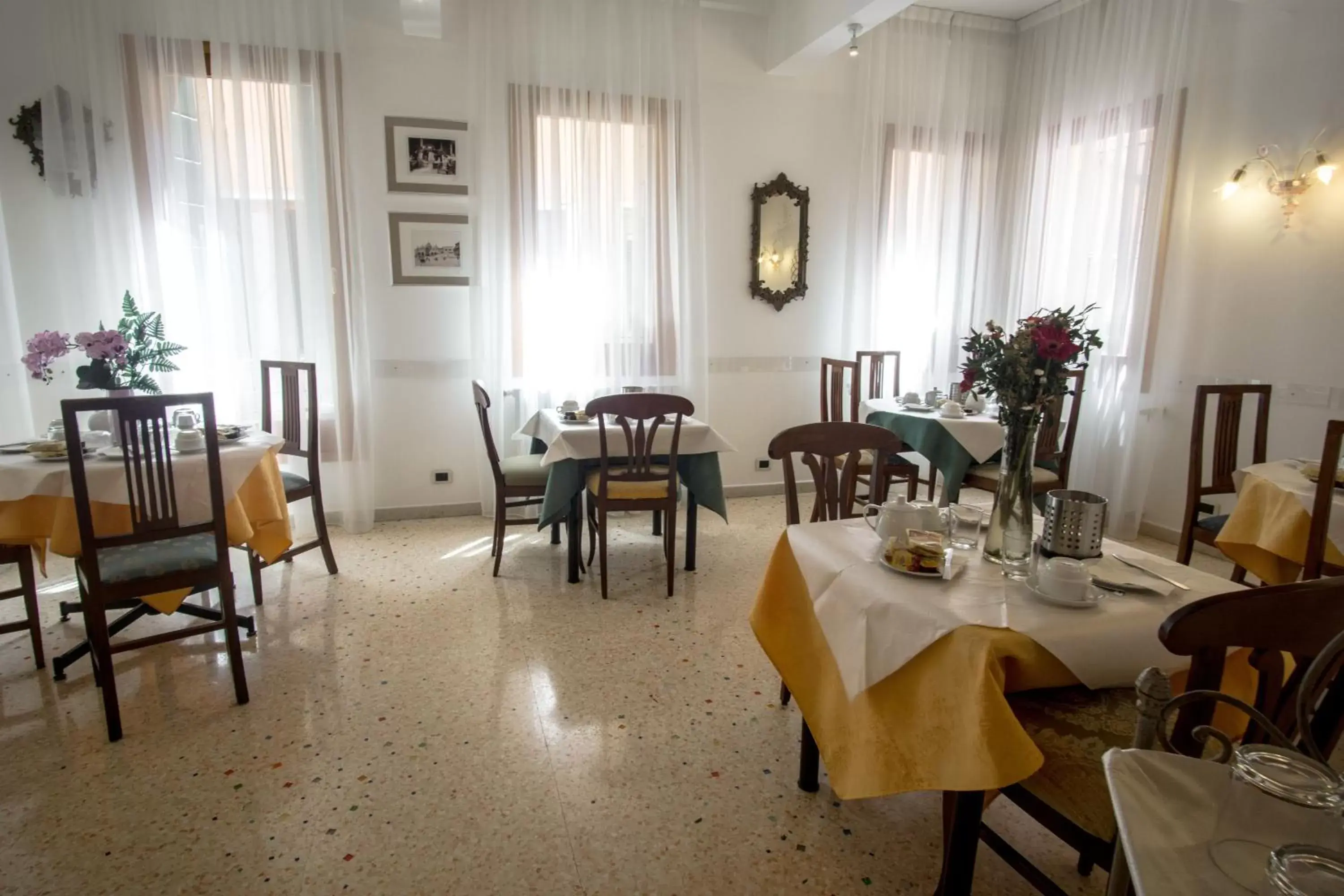 Breakfast, Restaurant/Places to Eat in Hotel Antigo Trovatore