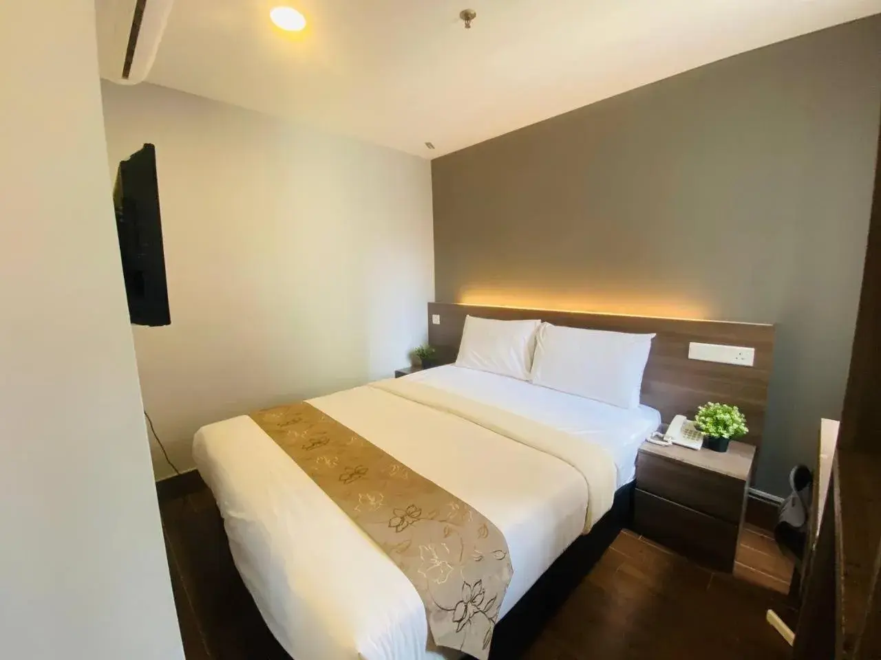 Photo of the whole room, Bed in Asia Like Boutique Hotel