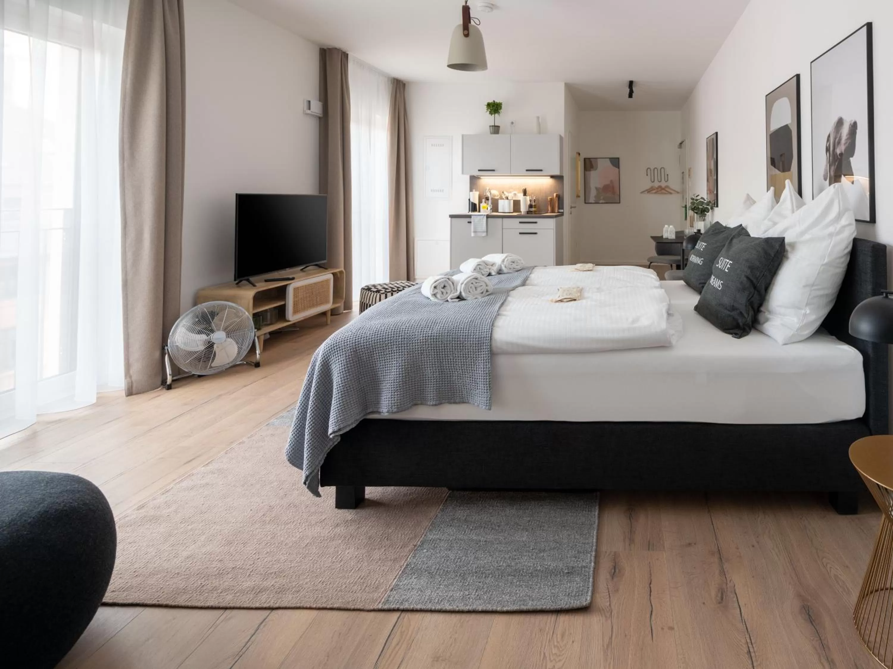 Photo of the whole room, Bed in Limehome Frankfurt Gutleutstraße - Digital Access