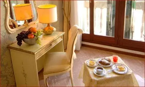 Double Room with Canal View in Hotel Canal & Walter Double Room with Canal View in Hotel Canal & Walter