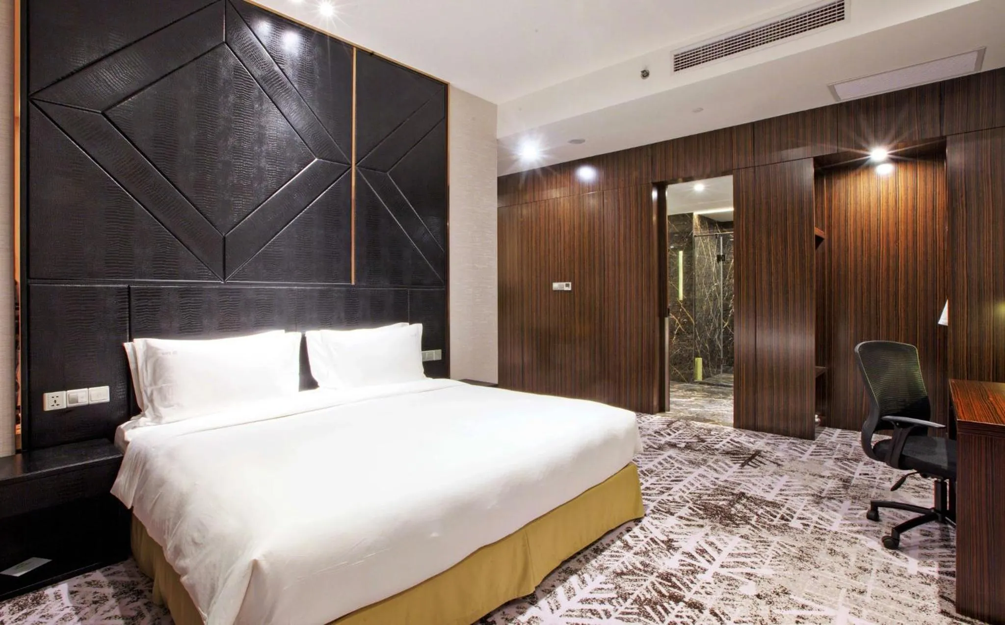 Photo of the whole room, Bed in Crowne Plaza Shanghai Jinshan by IHG