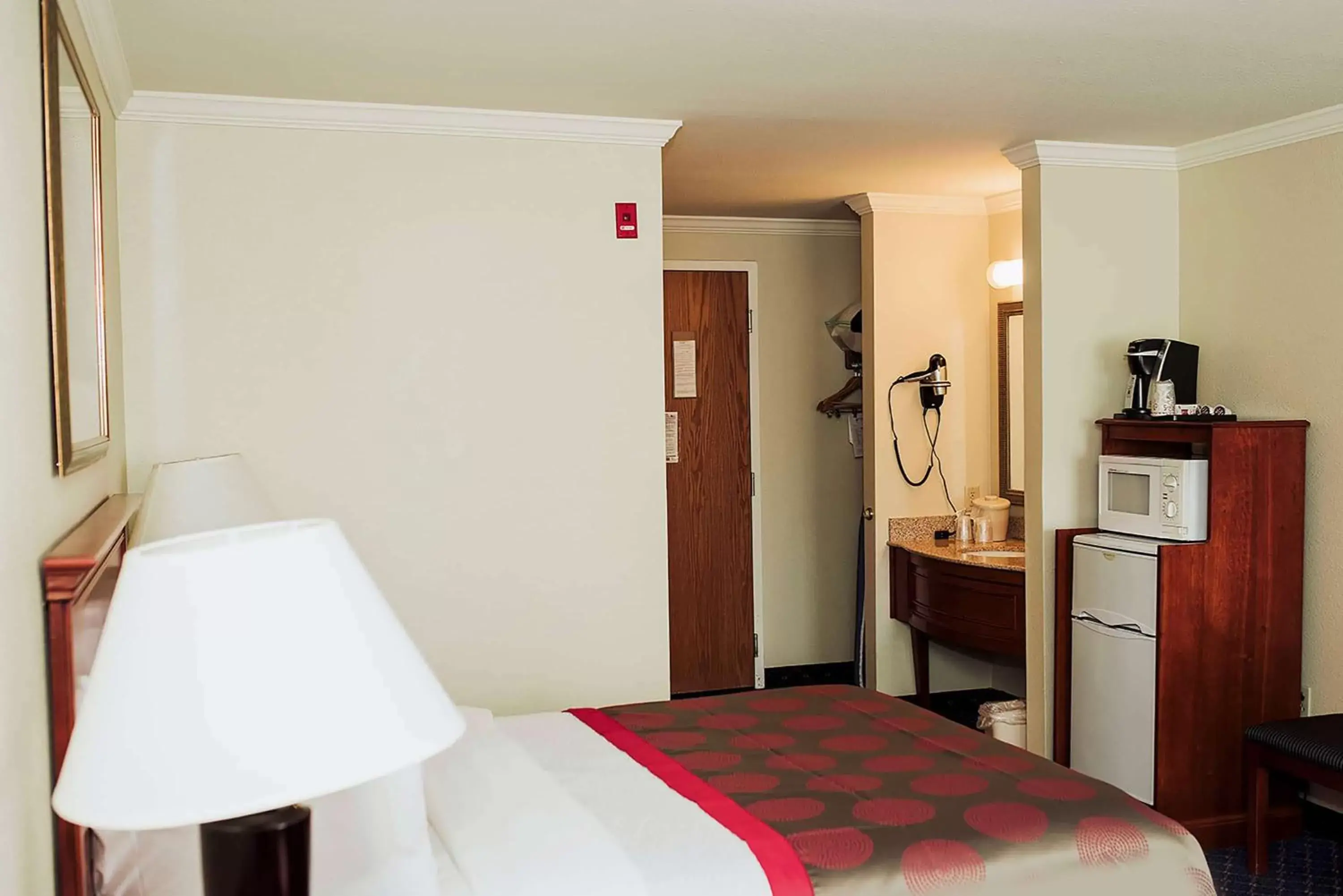 Photo of the whole room, Bed in Ramada by Wyndham Yakima