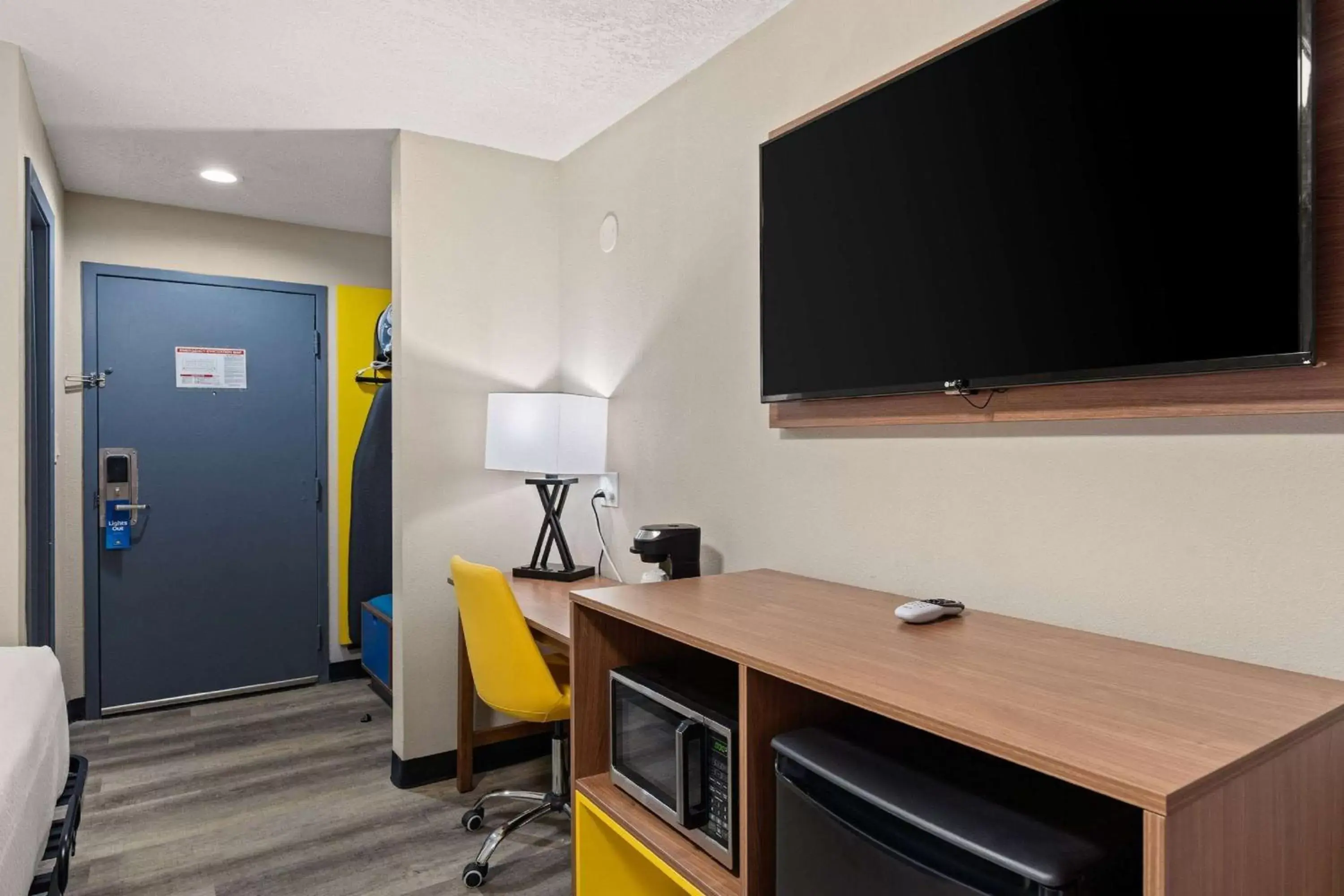 Photo of the whole room, TV/Entertainment Center in Days Inn by Wyndham Albuquerque I-25