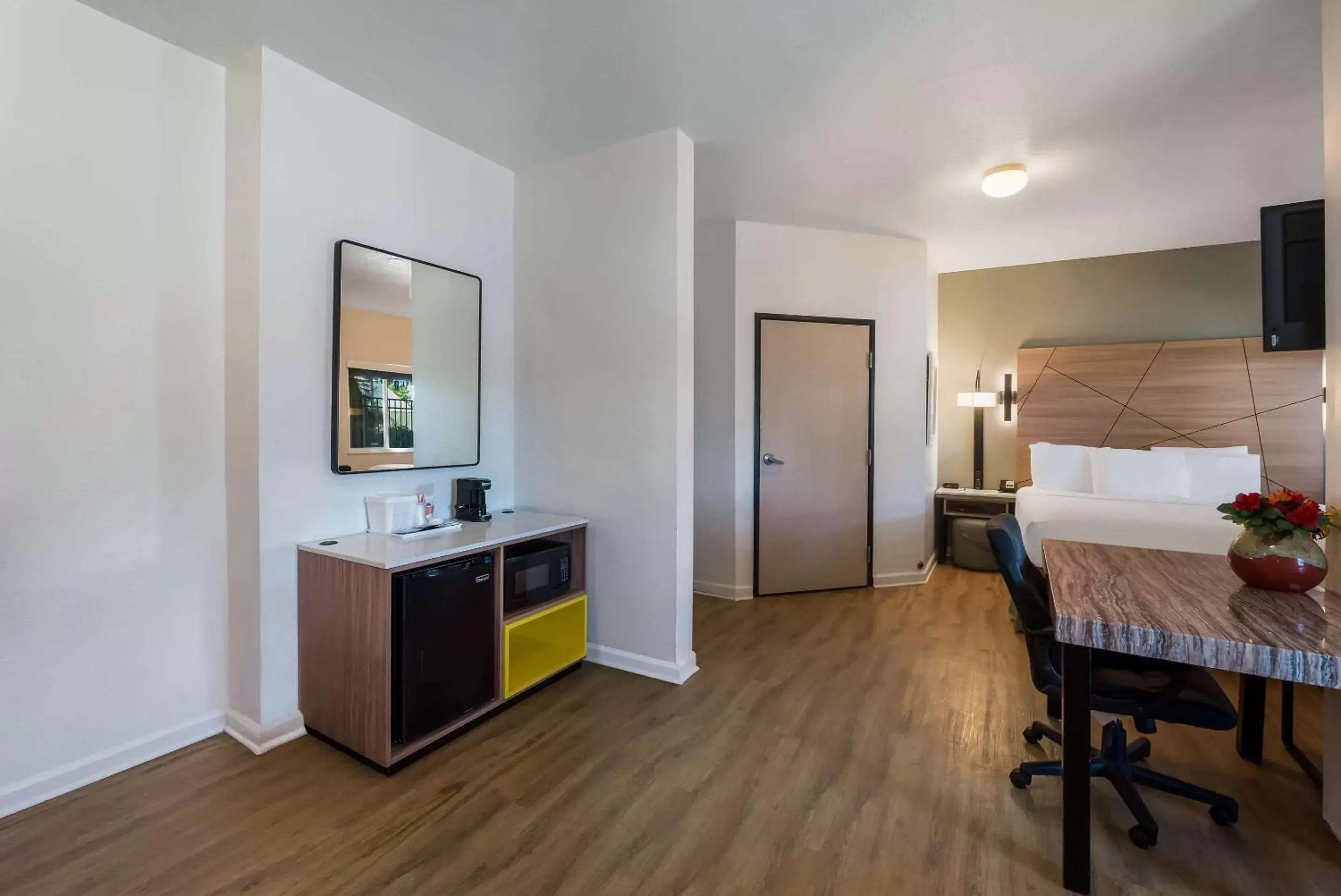 Bedroom, TV/Entertainment Center in Quality Inn Yuba City-Marysville