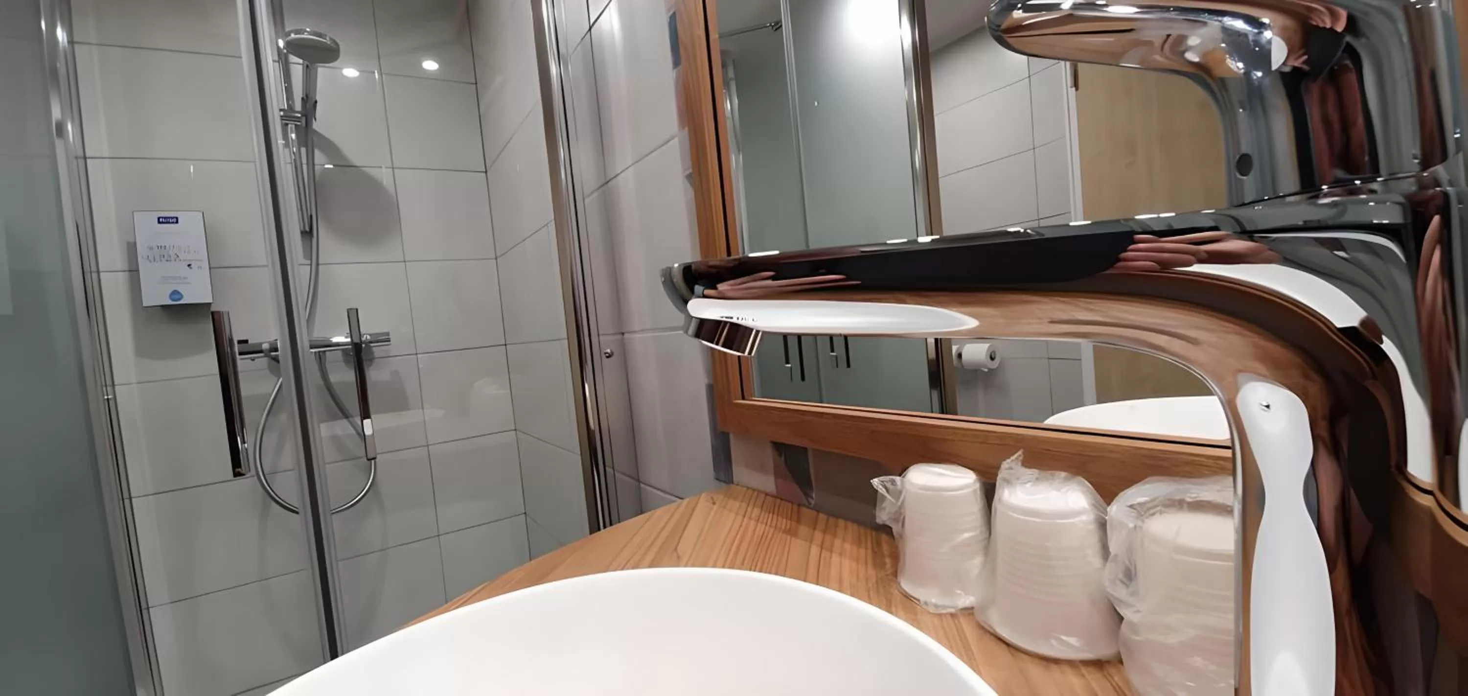 Bathroom in Kyriad Aix Les Milles - Plan de Campagne