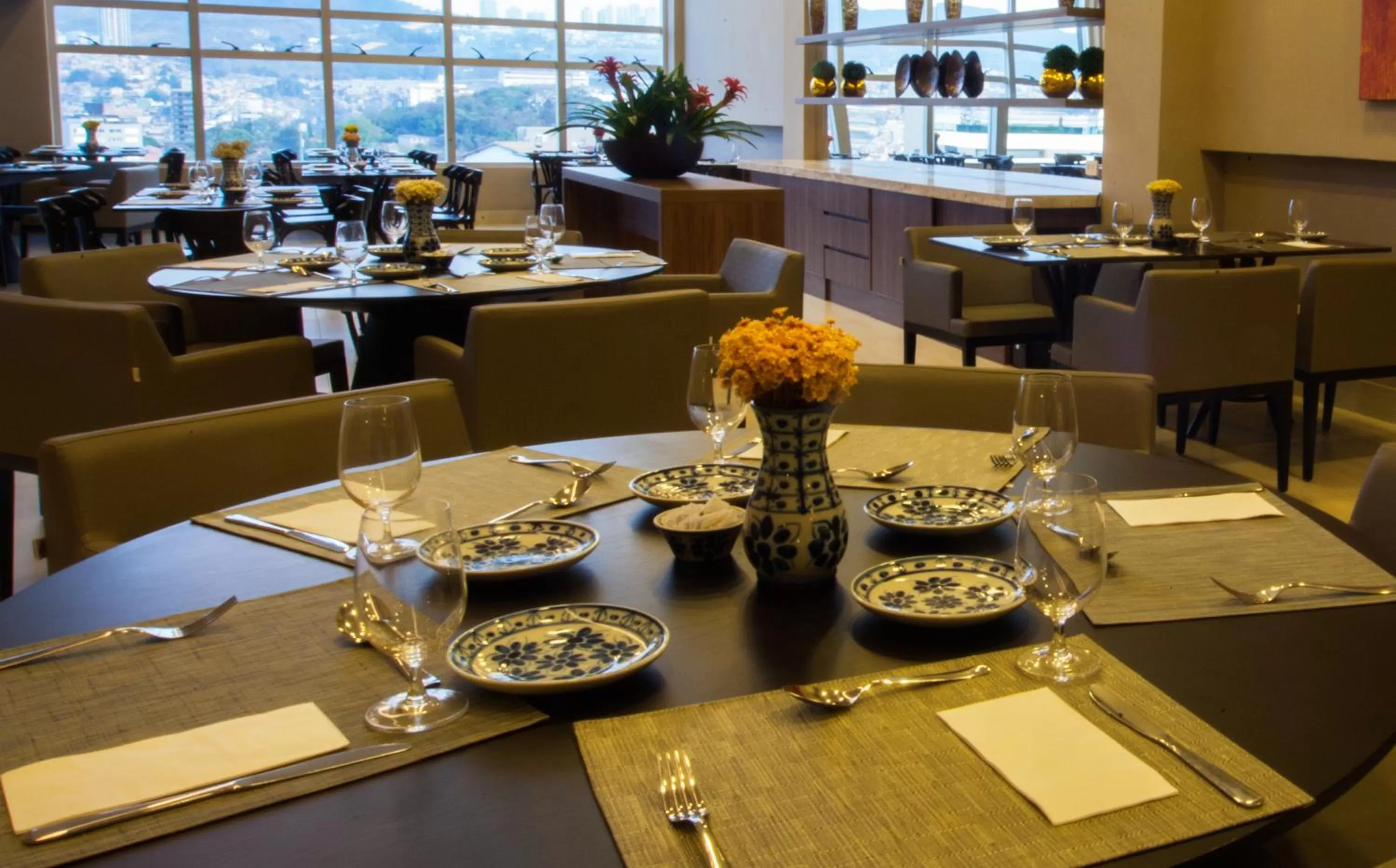 Restaurant/places to eat in BH Raja Hotel