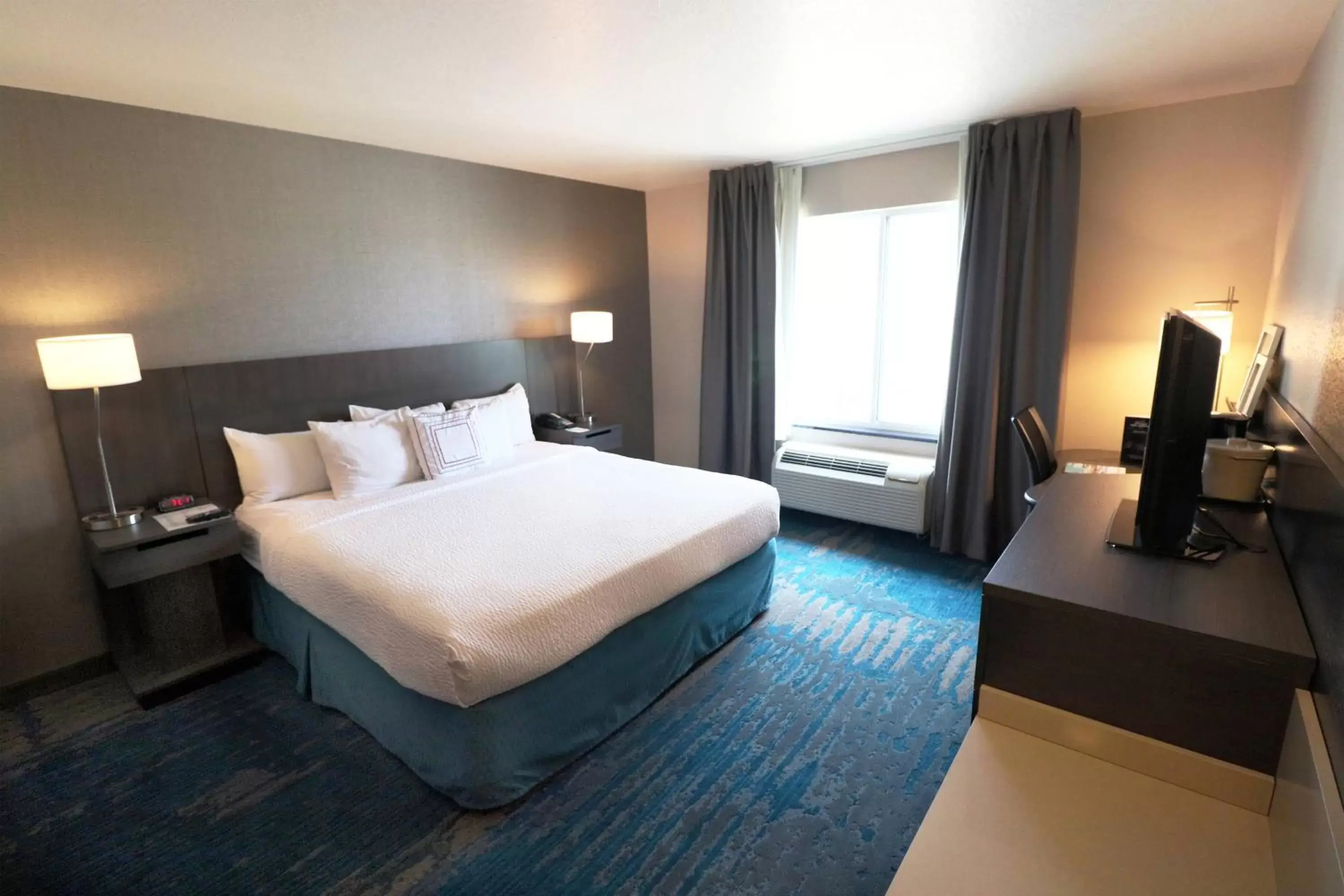 Photo of the whole room, Bed in Fairfield Inn & Suites Des Moines Airport