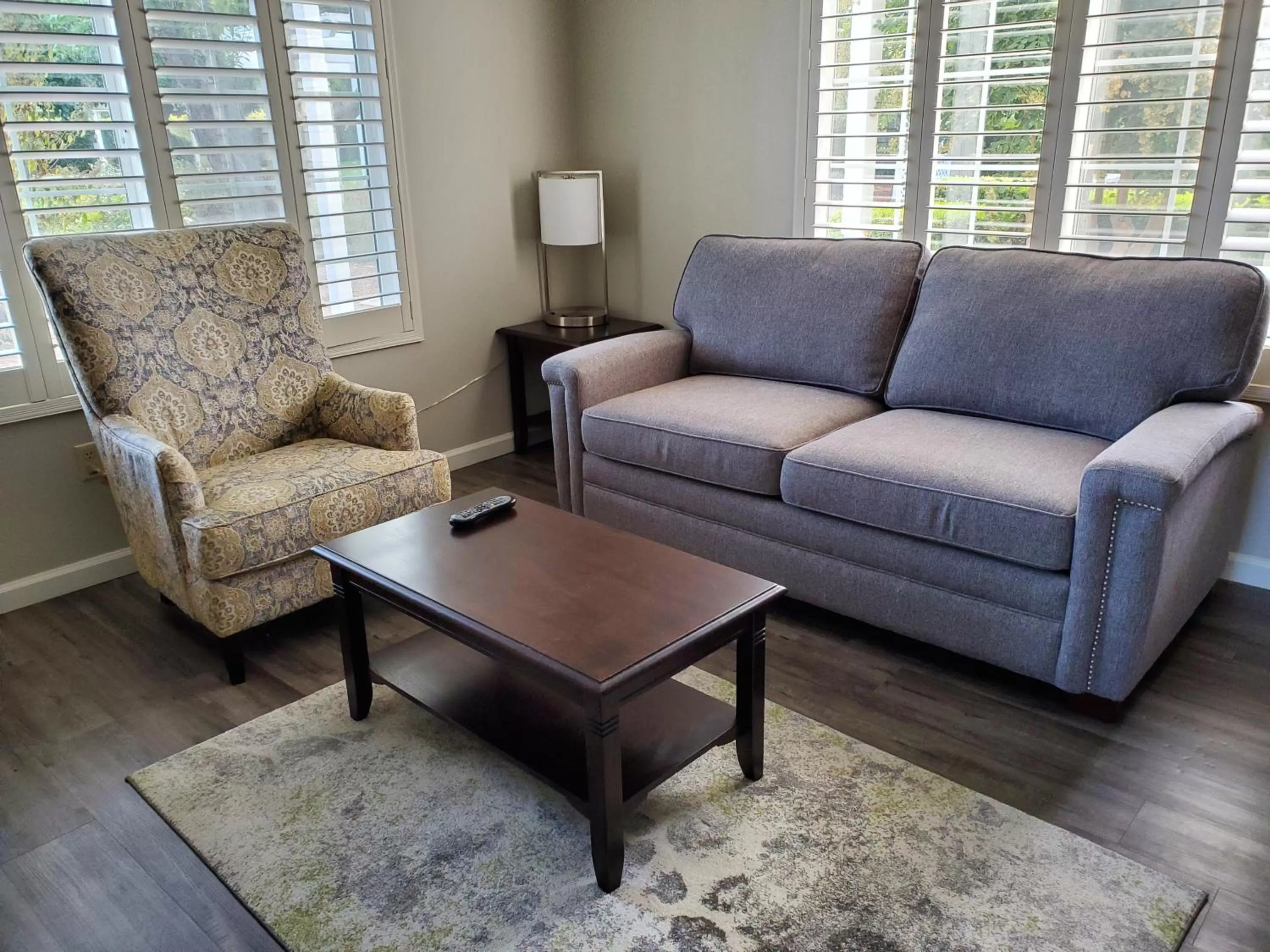 Seating area in Geyserville Inn