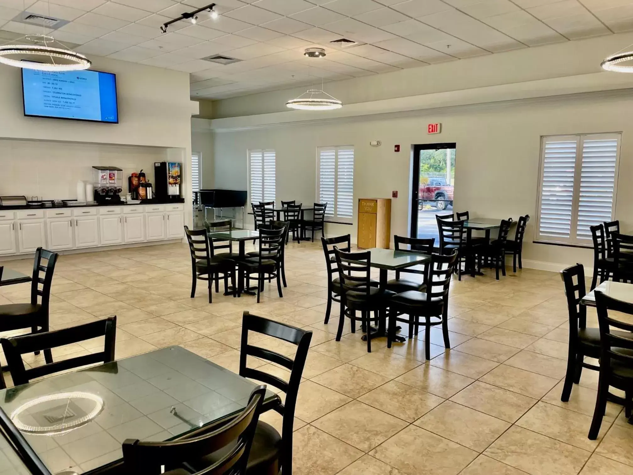 Property building, Restaurant/Places to Eat in Days Inn & Suites by Wyndham Lakeland