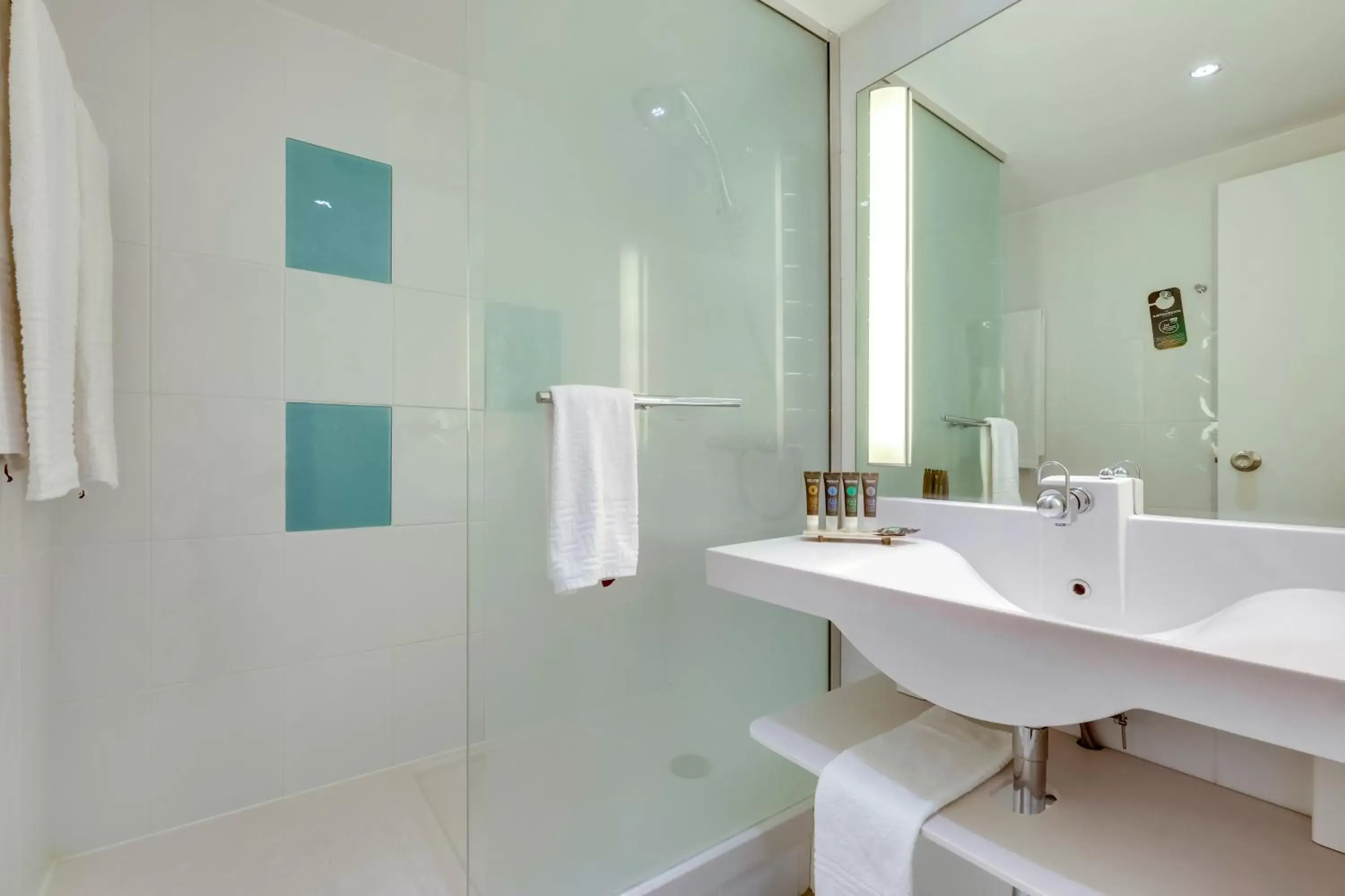 Shower, Bathroom in Novotel Atria Nimes Centre