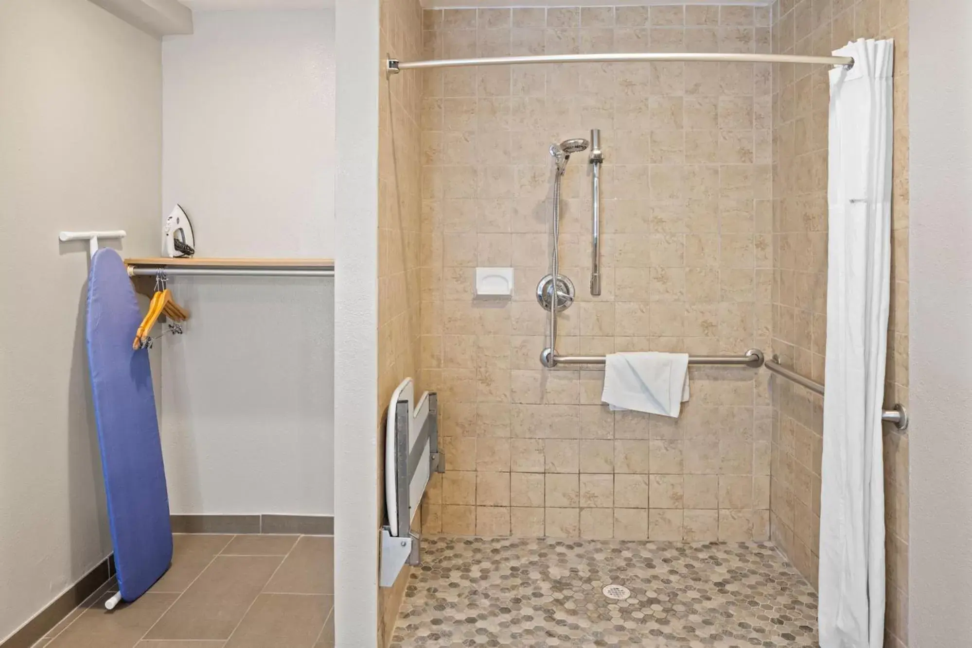 Queen Room with Two Queen Beds and Roll-in Shower - Mobility Accessible/Non-Smoking in Days Inn by Wyndham San Diego-East/El Cajon Queen Room with Two Queen Beds and Roll-in Shower - Mobility Accessible/Non-Smoking in Days Inn by Wyndham San Diego-East/El Cajon