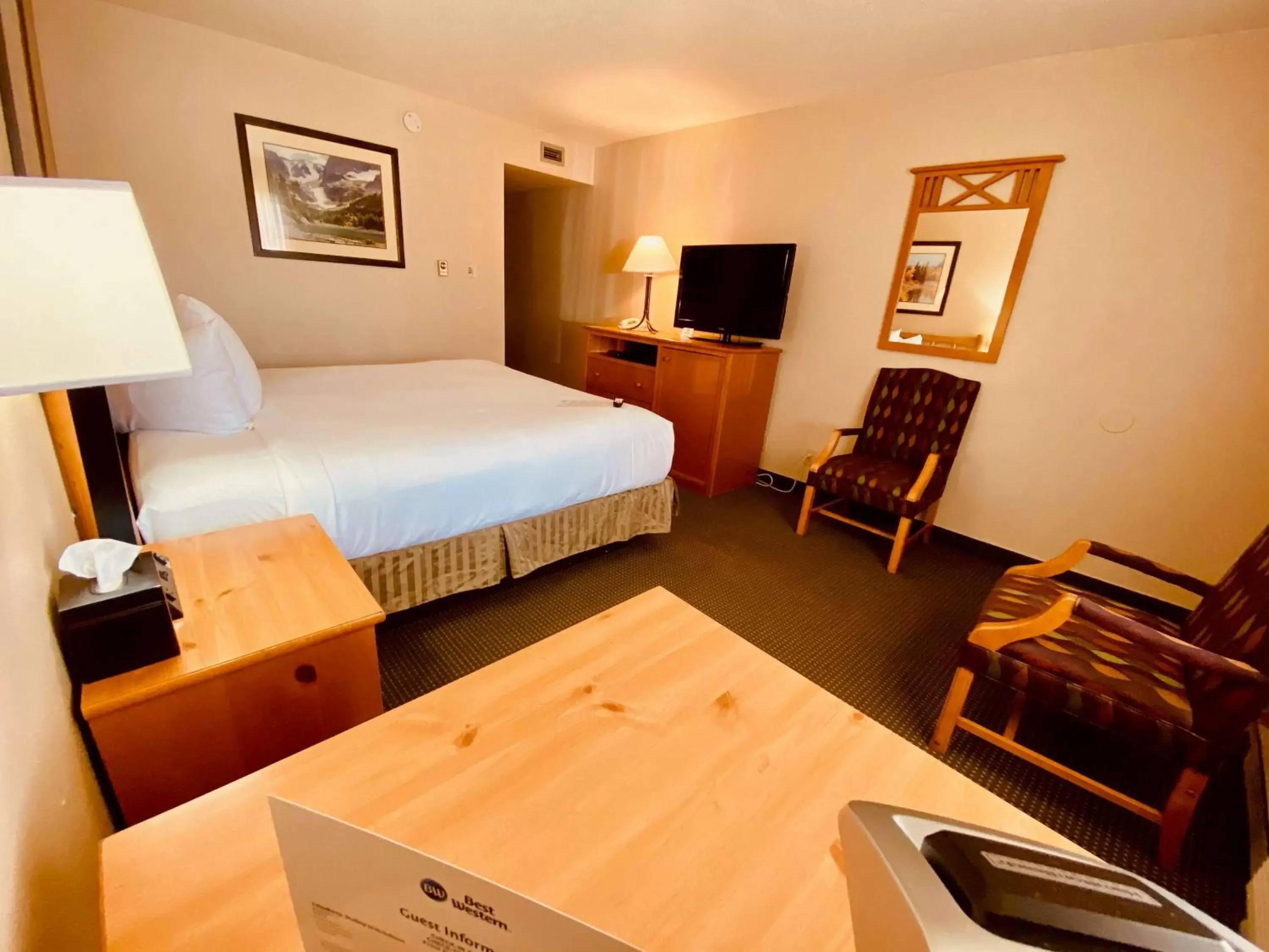 Photo of the whole room, Bed in Best Western Sheridan Center