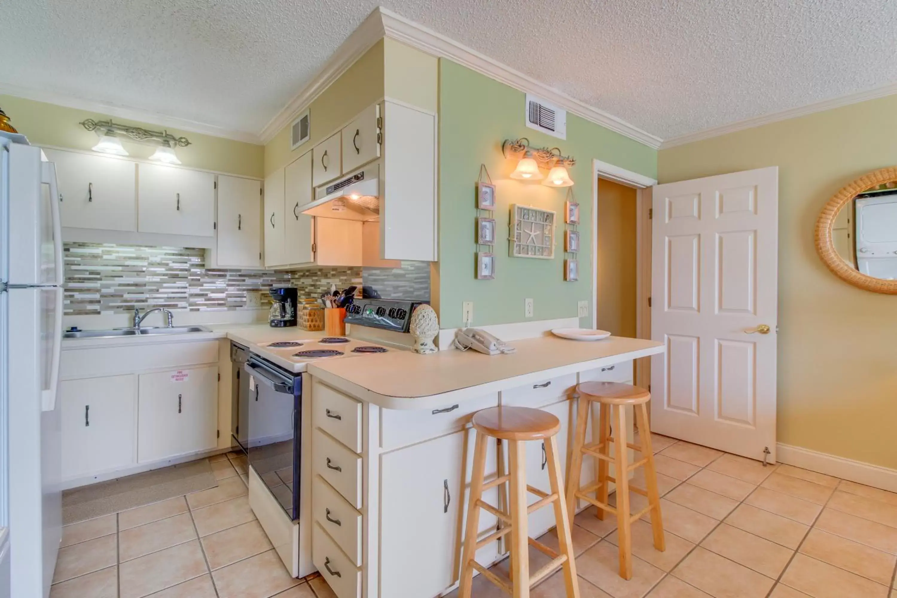 Kitchen/Kitchenette in The Summit #920